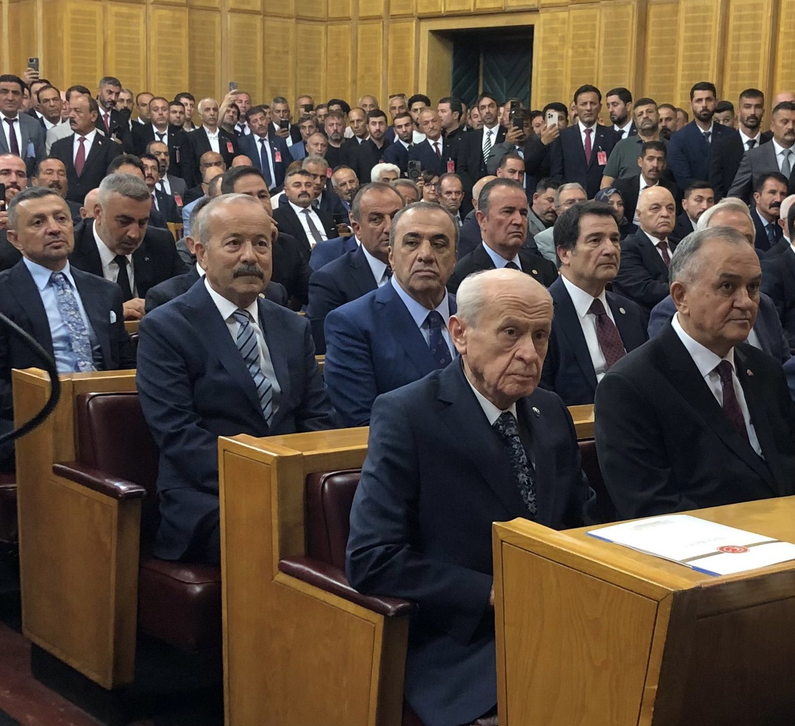 Taytak, Bahçeli̇yi̇ Di̇nledi̇ 1