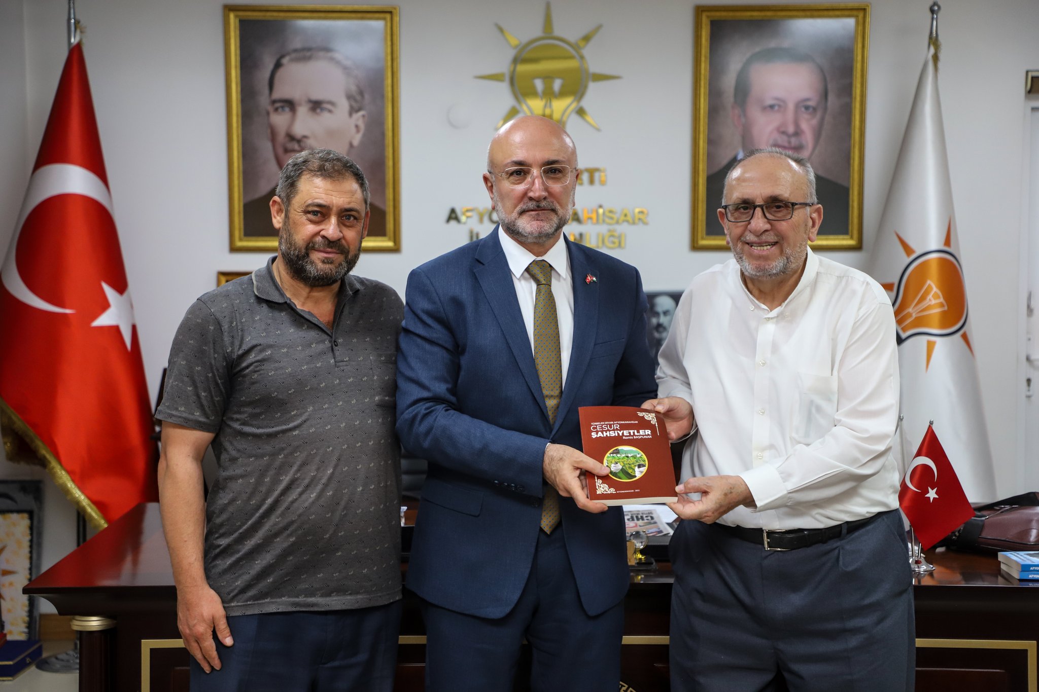 “Türbeler Di̇yari” Eseri̇, Başkan Şahi̇n’e Takdi̇m Edi̇ldi̇