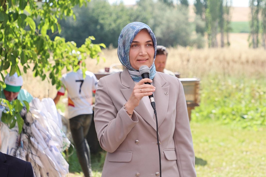 Vali̇ Yi̇ği̇tbaşi İle Gençler Hasatta El Ele (5)