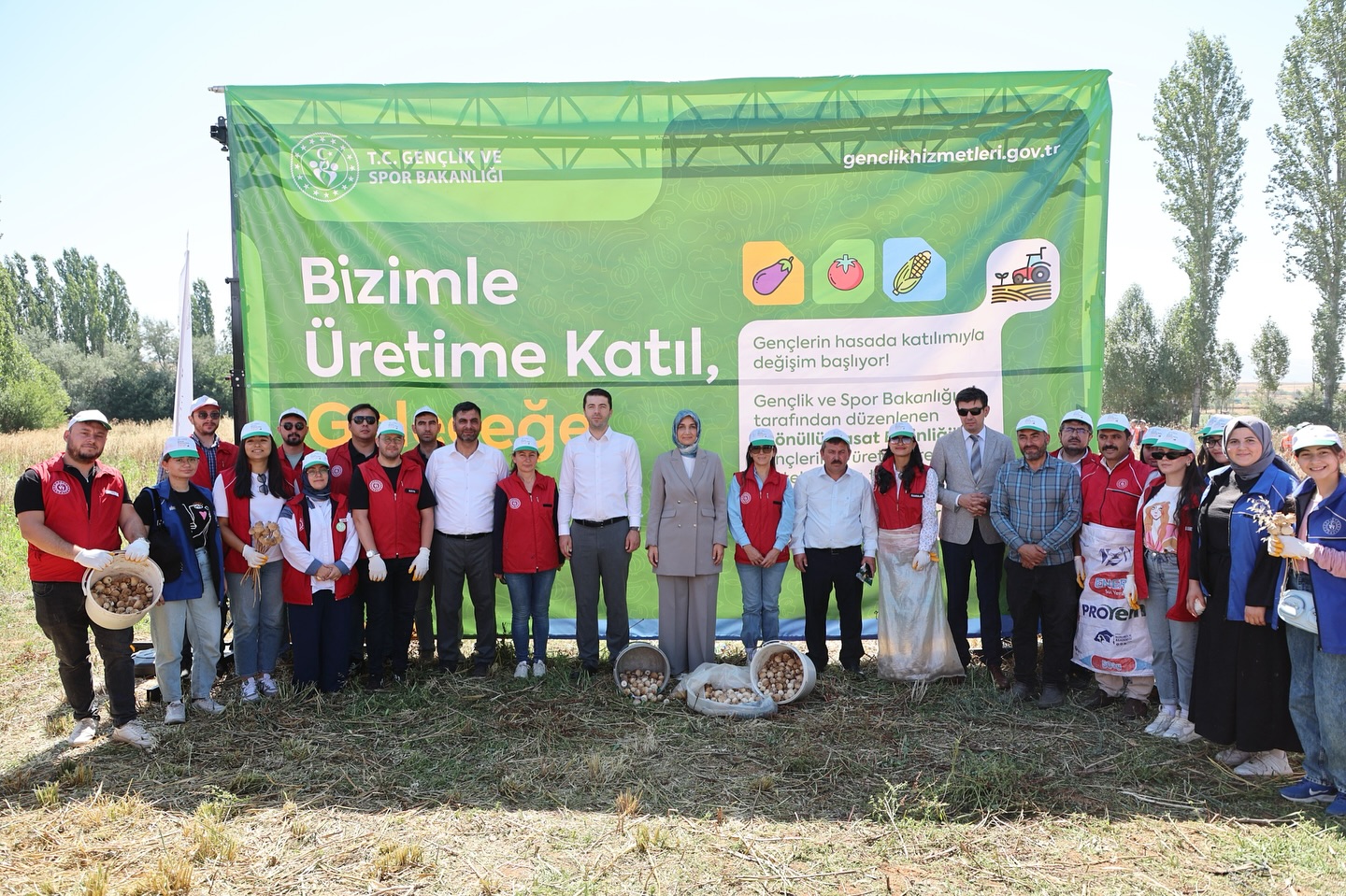 Vali̇ Yi̇ği̇tbaşi İle Gençler Hasatta El Ele (6)