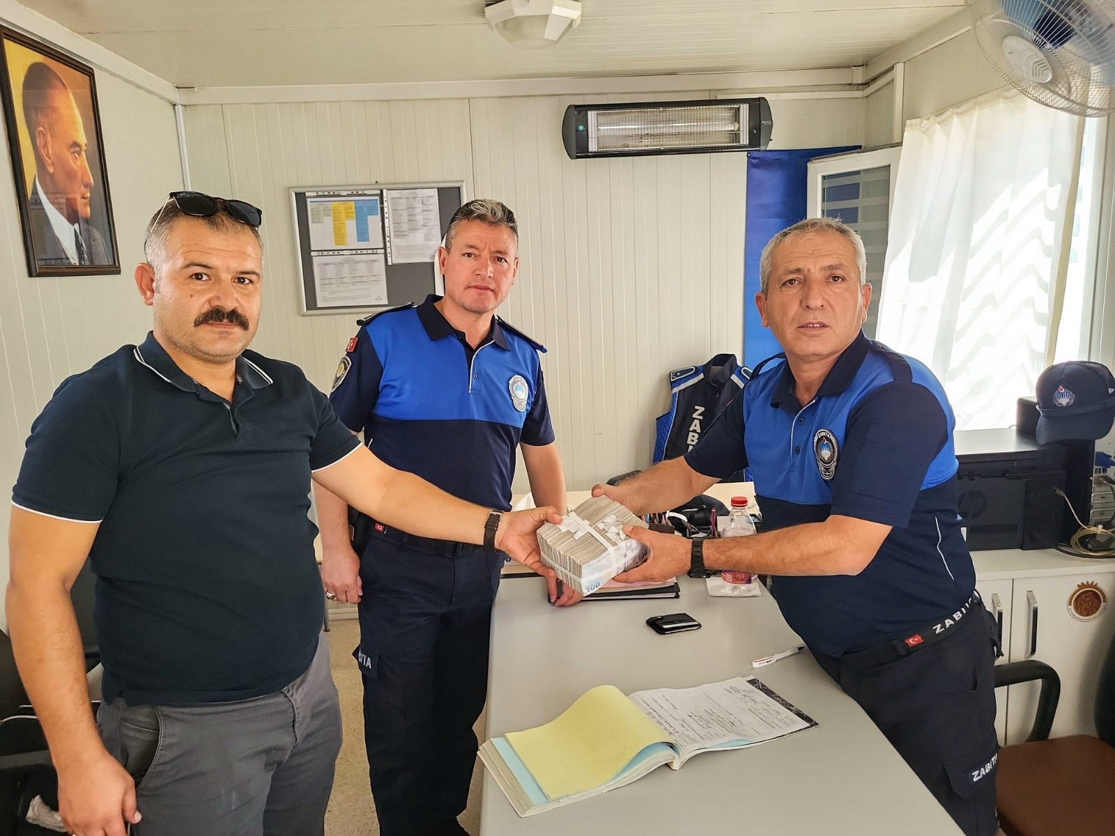 Afyon’da Duyarli Vatandaş Takdi̇r Topladi Bulduğu Parayi Sahi̇bi̇ne Tesli̇m Etti̇ 1