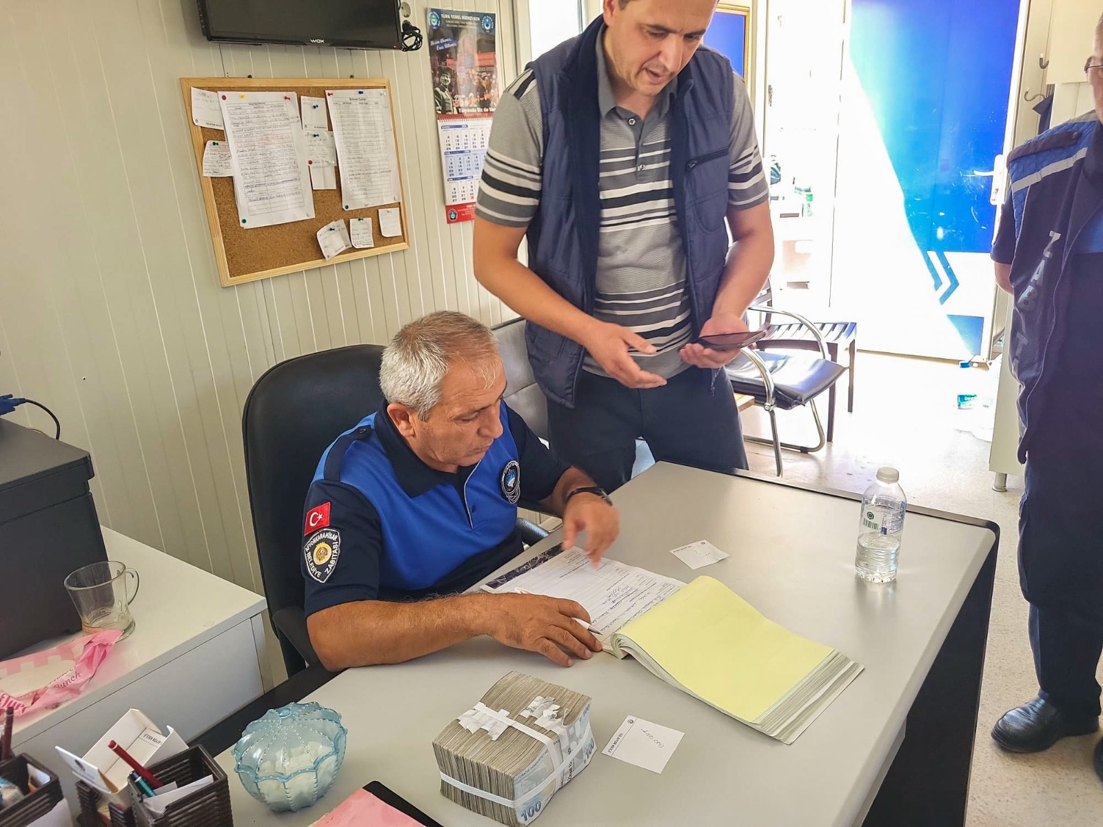 Afyon’da Duyarli Vatandaş Takdi̇r Topladi Bulduğu Parayi Sahi̇bi̇ne Tesli̇m Etti̇ 2