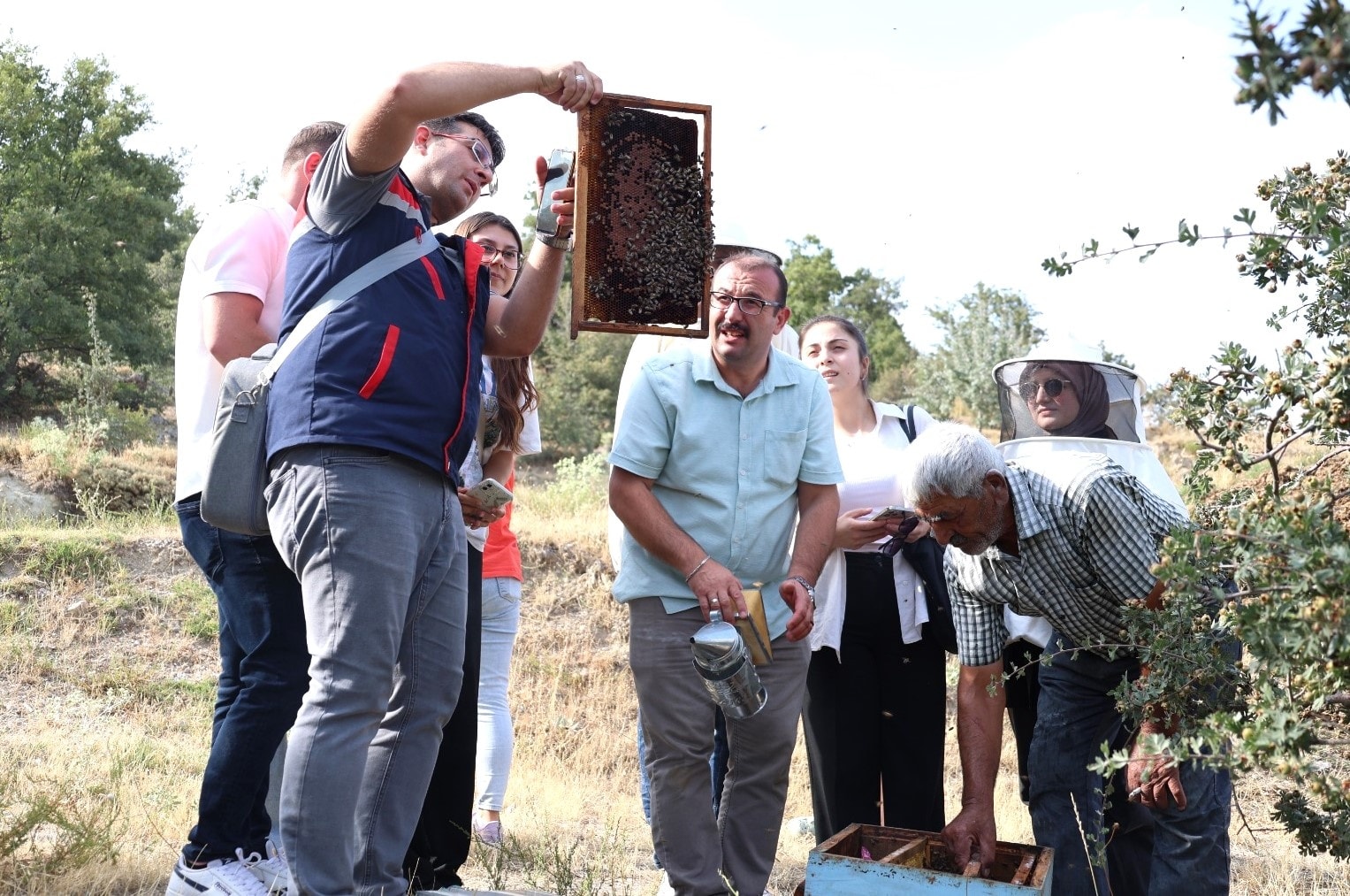 Afyonkarahi̇sar’da Stajyer Öğrenci̇lere Aricilik Eği̇ti̇mi̇ (1)