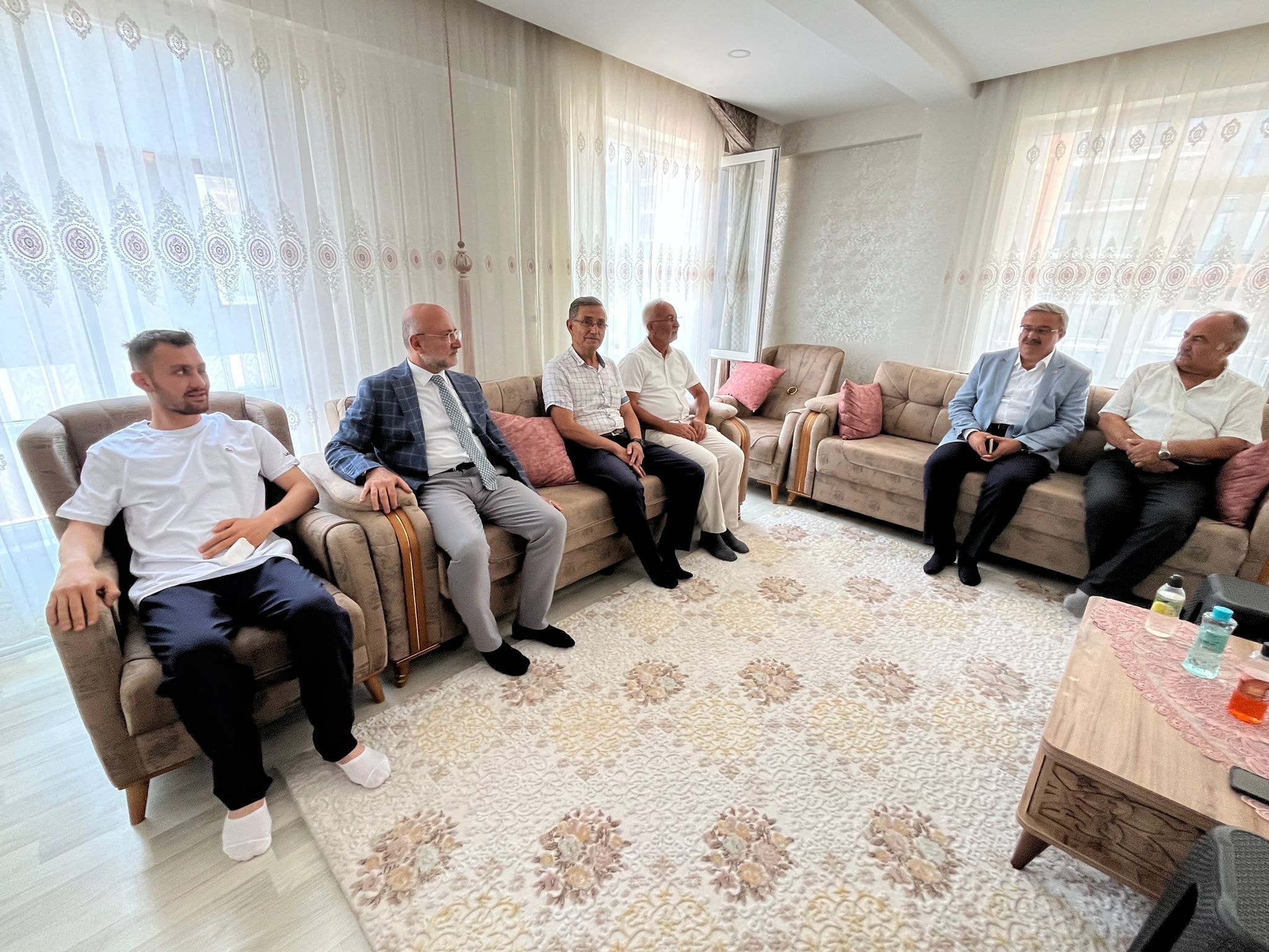 Ak Parti̇ Heyeti̇nden Gazi̇ Süleyman Şen’i̇ Unutmadi 1