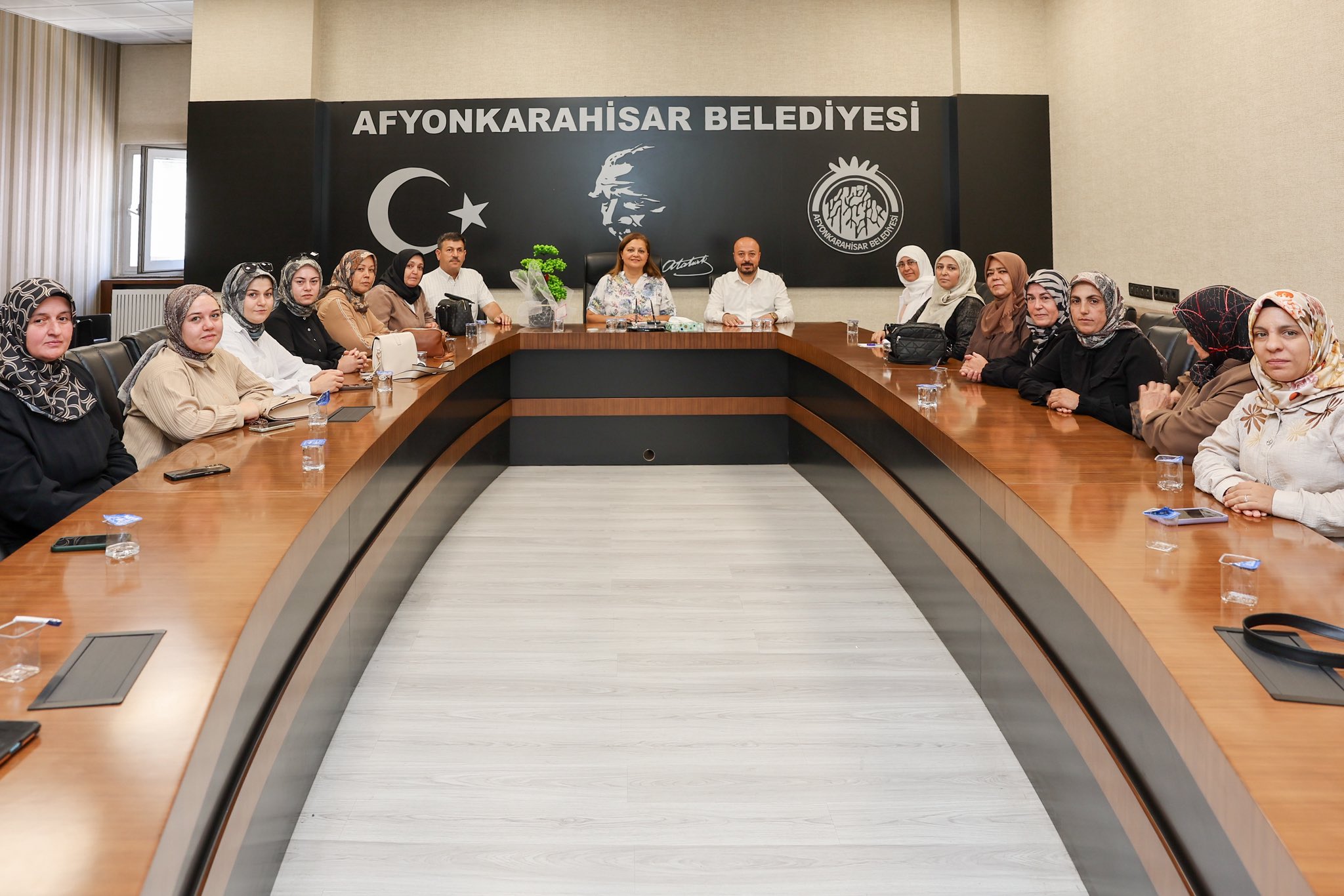 Başkan Köksal, Erenler Muhtari Ve Kadinlarla Bi̇r Araya Geldi̇