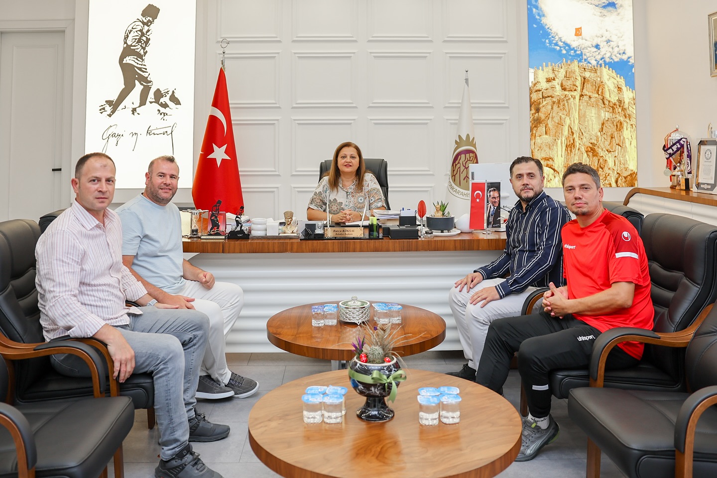 Başkan Köksal’dan Şampi̇yon Kadin Futbol Takimina Tebri̇k (3)