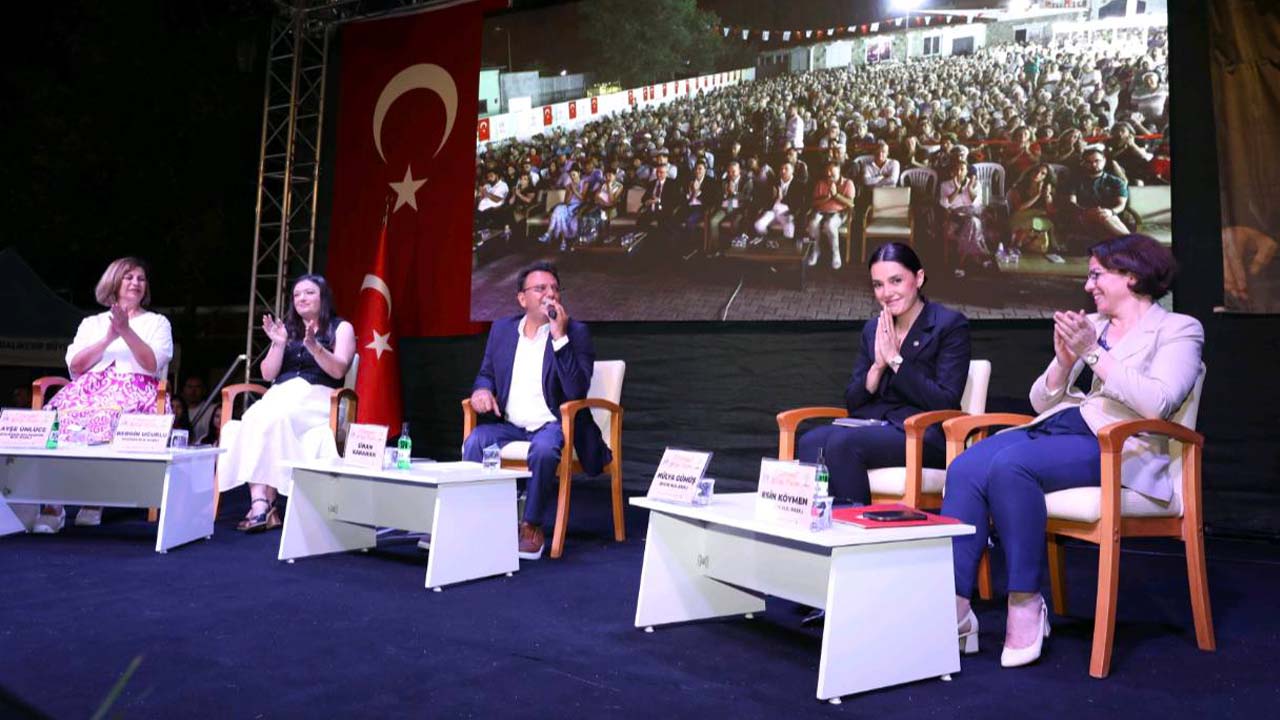 Başkan Uğurlu Edremi̇t Ki̇tap Fuari’nda Söyleşi̇ye Katildi (2)