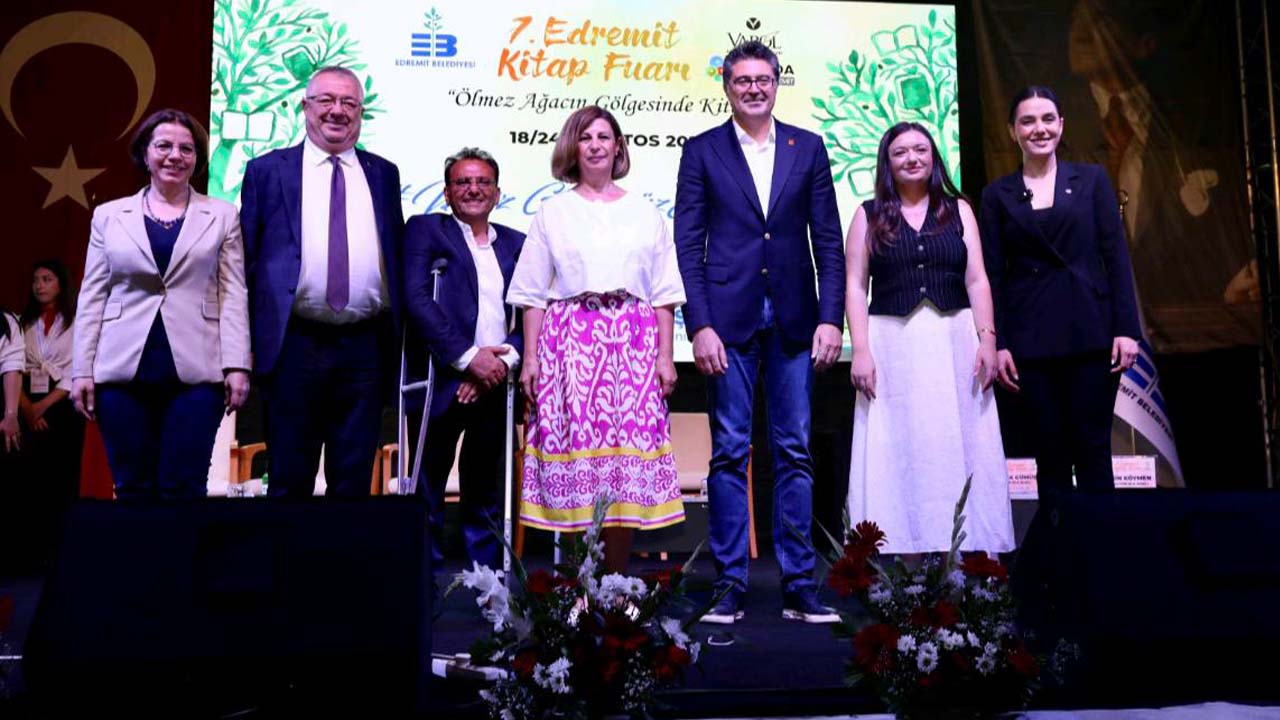 Başkan Uğurlu Edremi̇t Ki̇tap Fuari’nda Söyleşi̇ye Katildi (3)