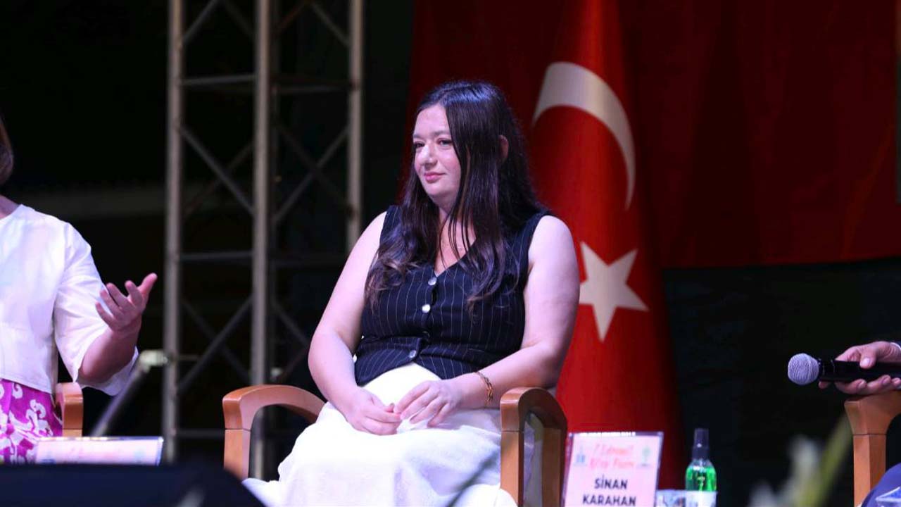 Başkan Uğurlu Edremi̇t Ki̇tap Fuari’nda Söyleşi̇ye Katildi (4)