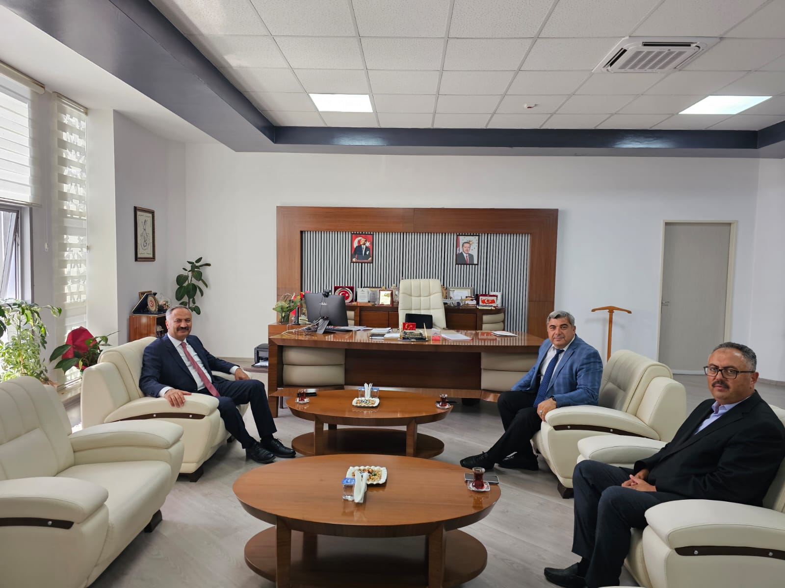 Eği̇ti̇m Ve Yargi Dünyasi Afyonkarahi̇sar’da Bi̇r Araya Geldi̇