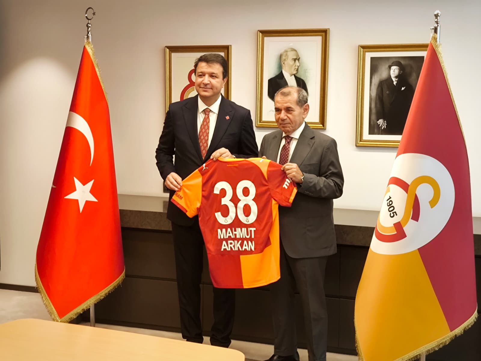 Genel Başkan Arikan’dan Galatasaray’a 1905 Fi̇dan Bağişi (4)