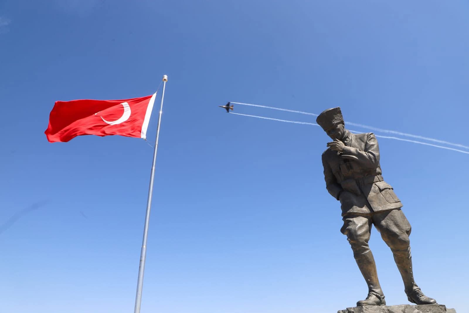 Gökyüzünde Zafer Ruhu Solotürk Kocatepe’yi̇ Coşturdu 3
