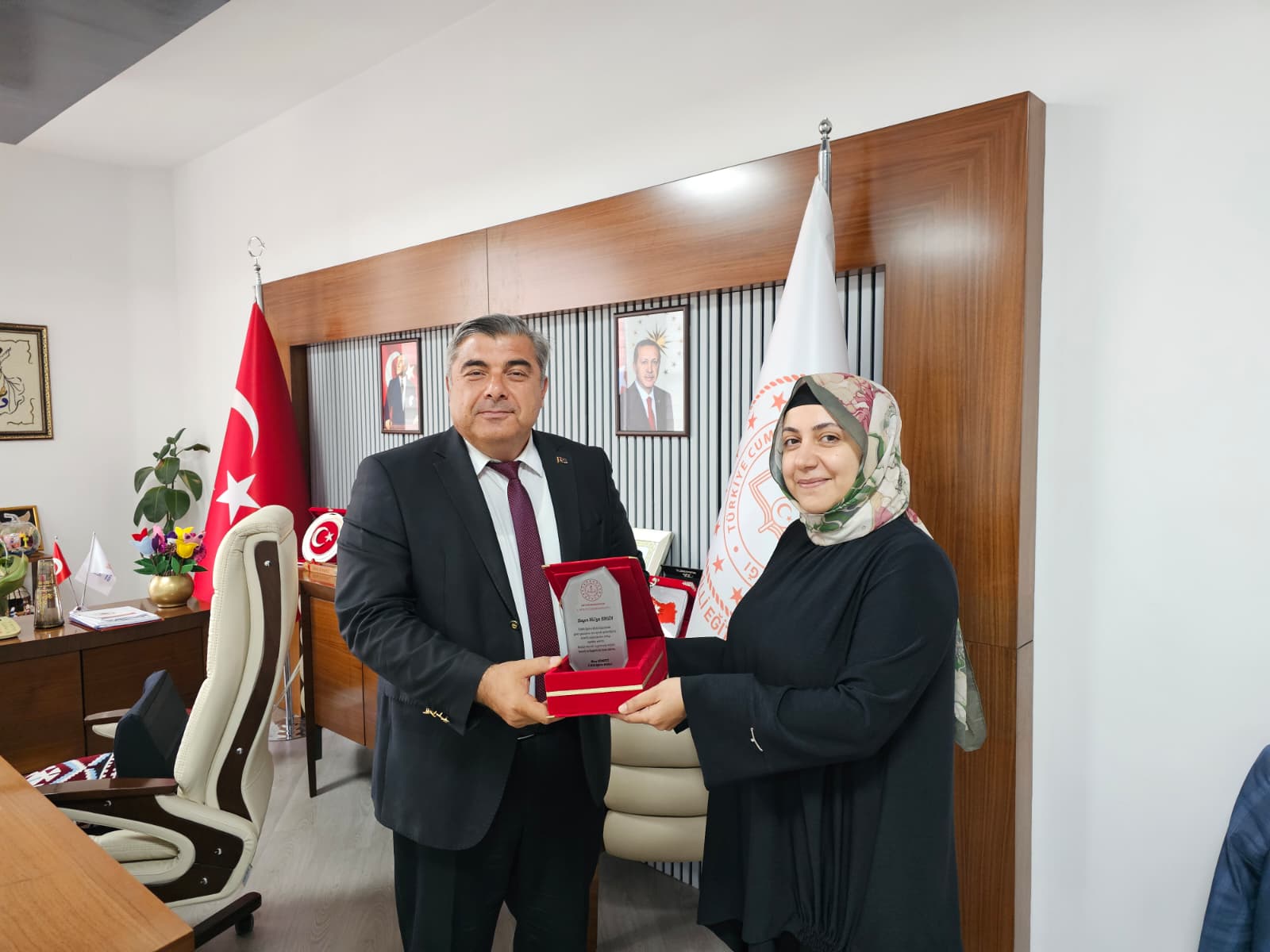 İl Mi̇lli̇ Eği̇ti̇m Müdürlüğünden Vefa Plaketi̇ Töreni̇ (2)