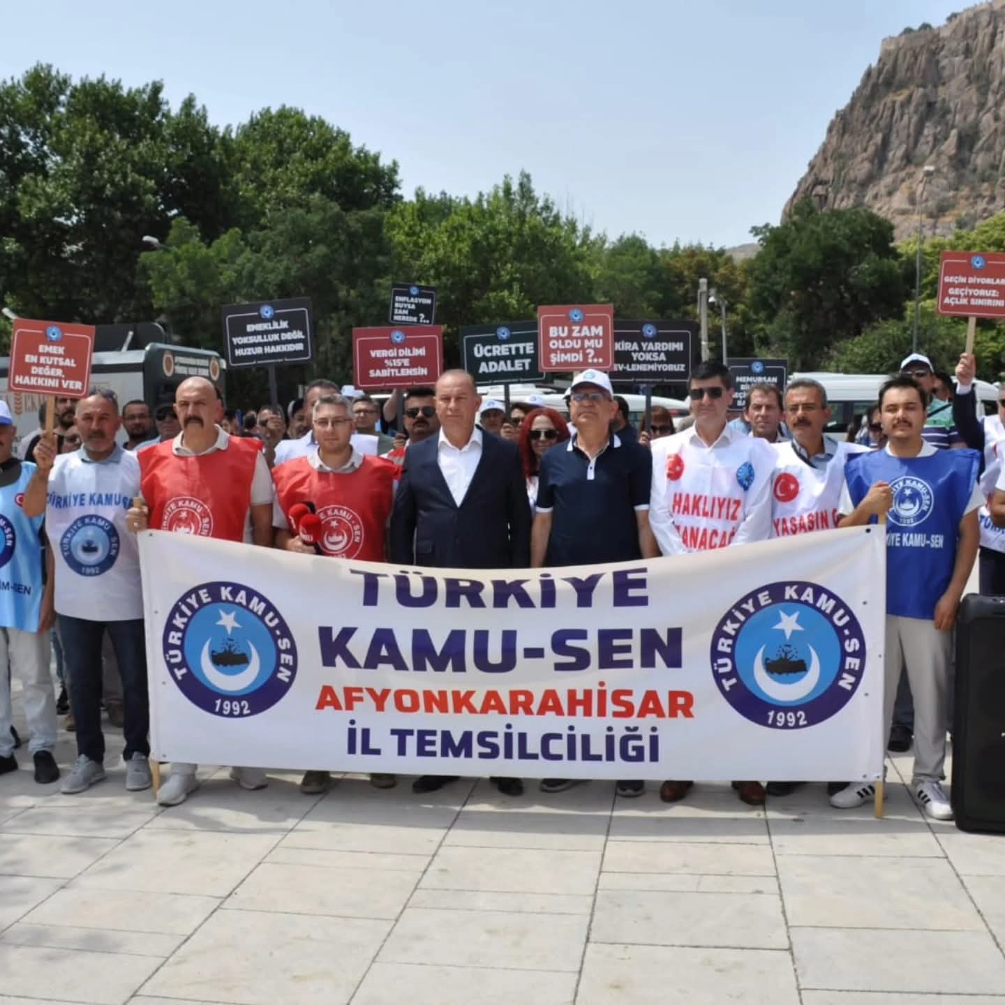 Kamu Sen’den İş Birakma Eylemi̇ “Haklarimizi Almak İçi̇n Buradayiz” (1)