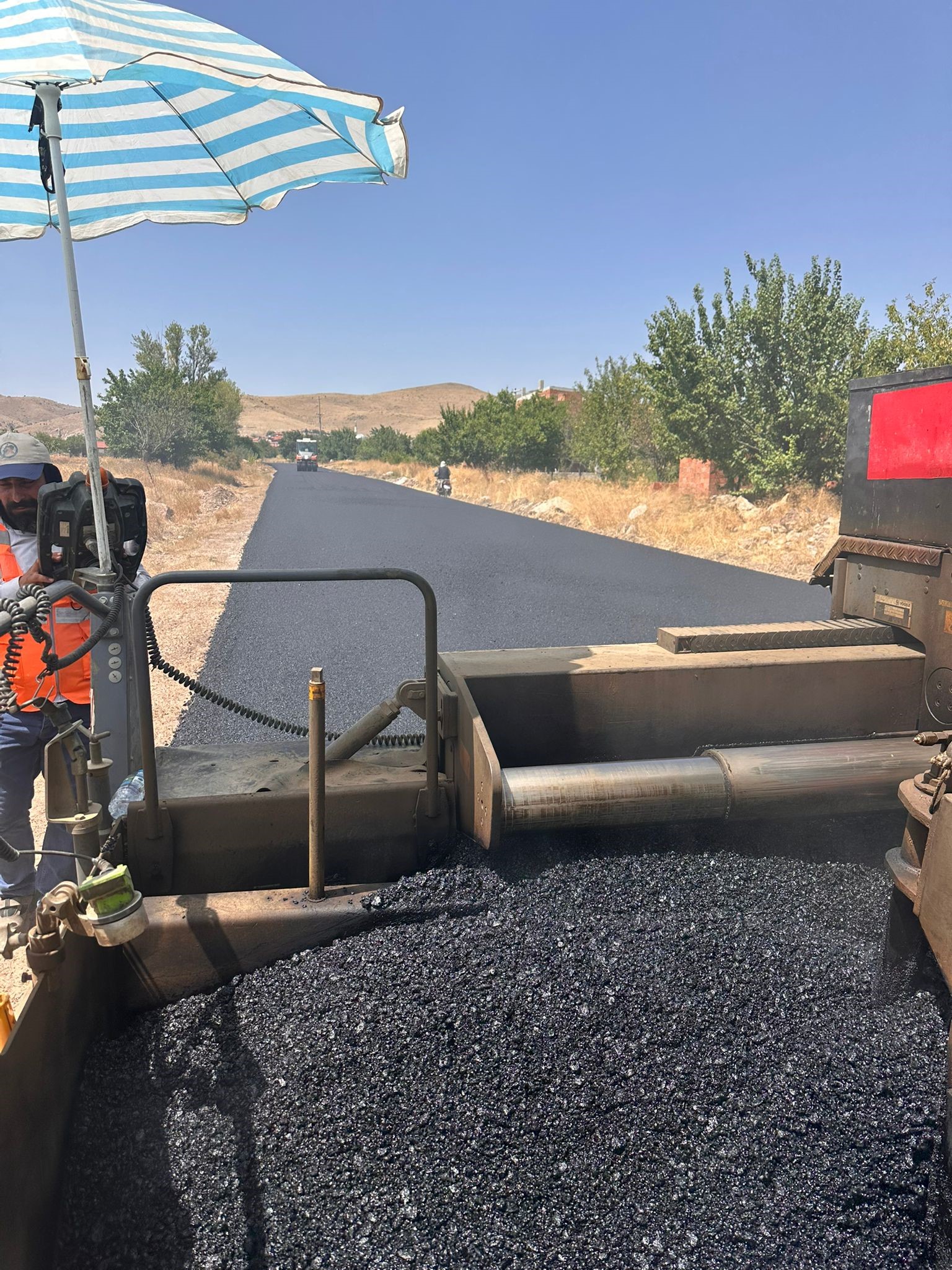 Şuhut’un Ağzikara Köyü Asfalta Kavuşuyor (1)