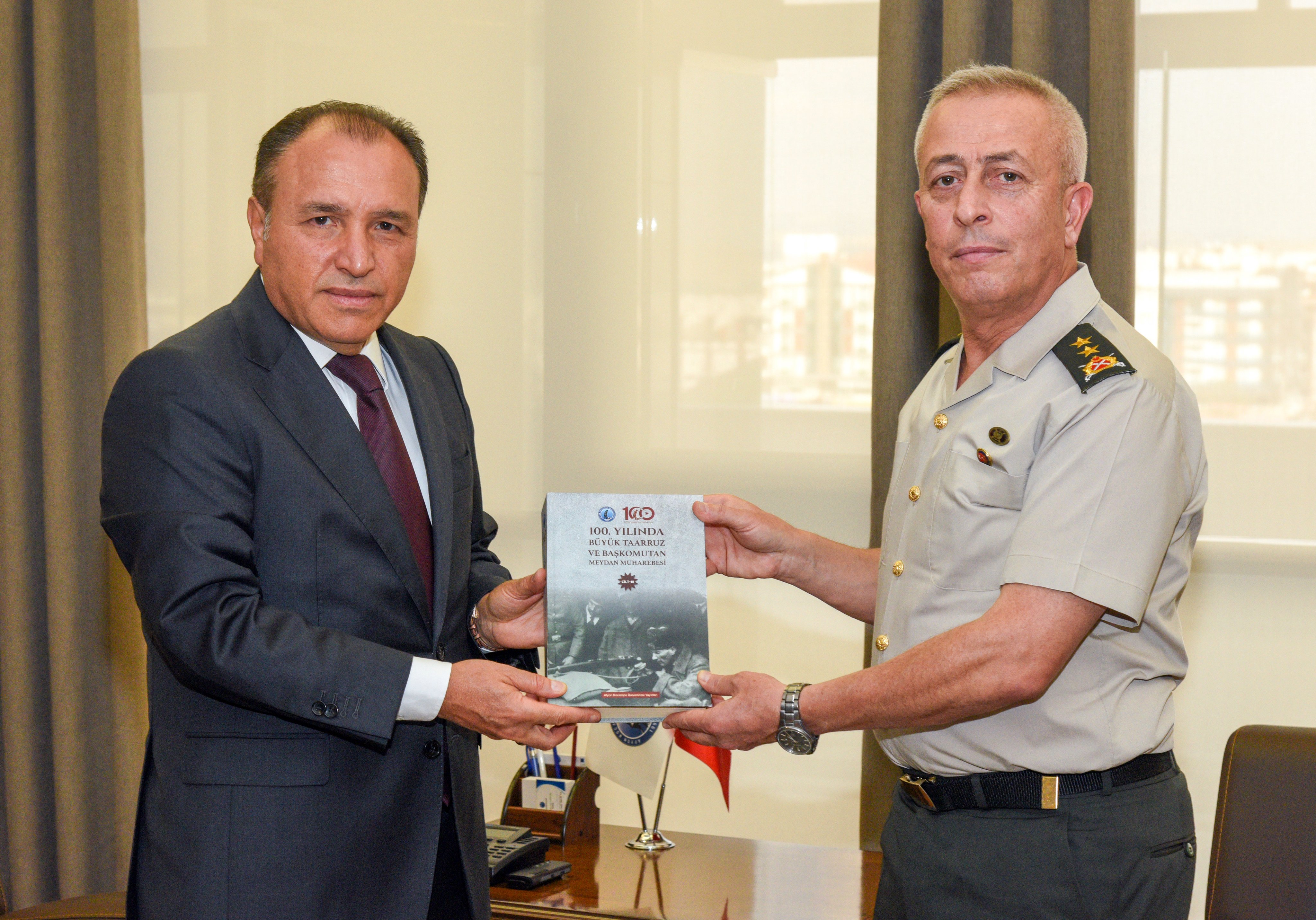 Tümgeneral Di̇ker’den Rektör Karakaş’a Nezaket Zi̇yareti̇ (1)