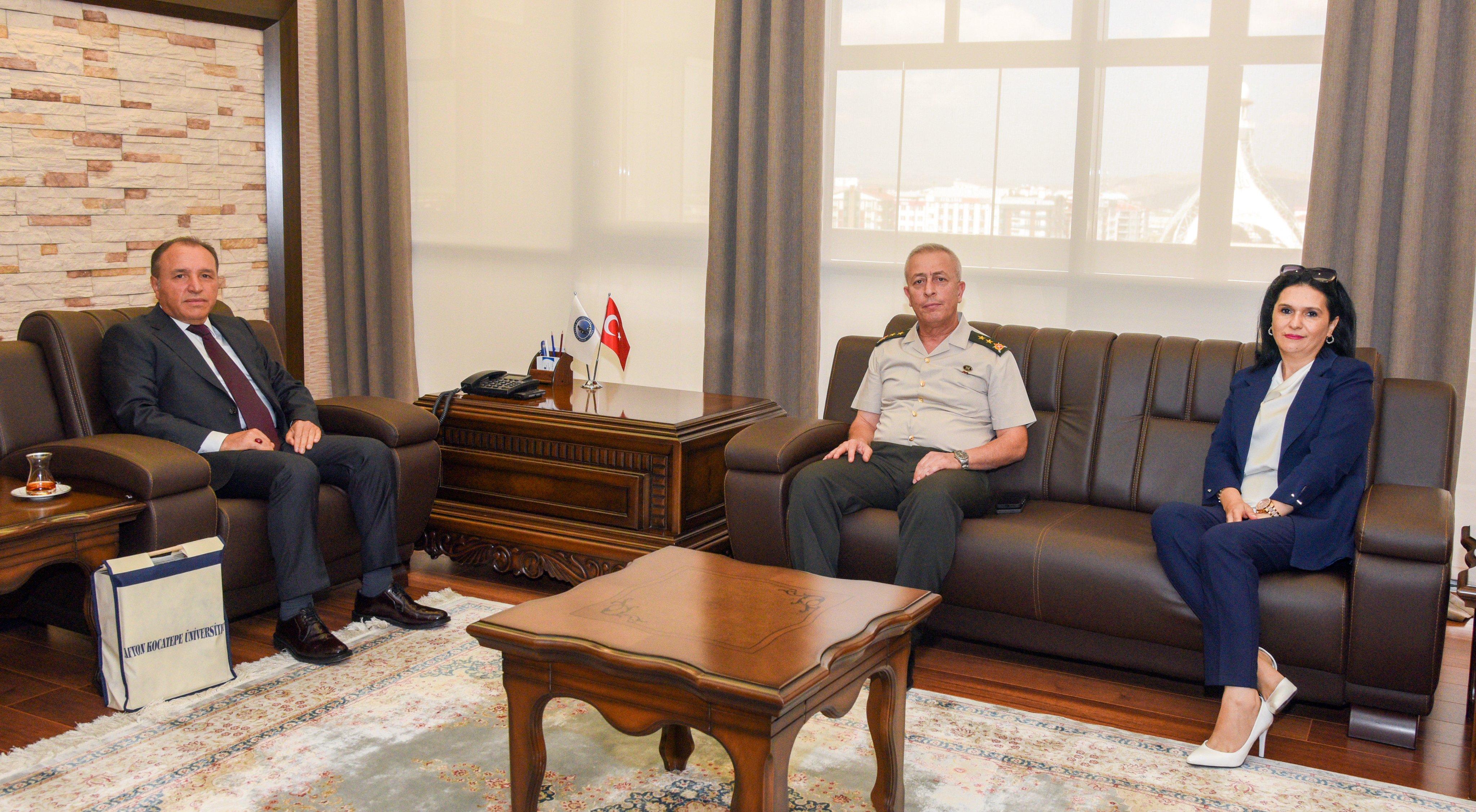 Tümgeneral Di̇ker’den Rektör Karakaş’a Nezaket Zi̇yareti̇ (2)