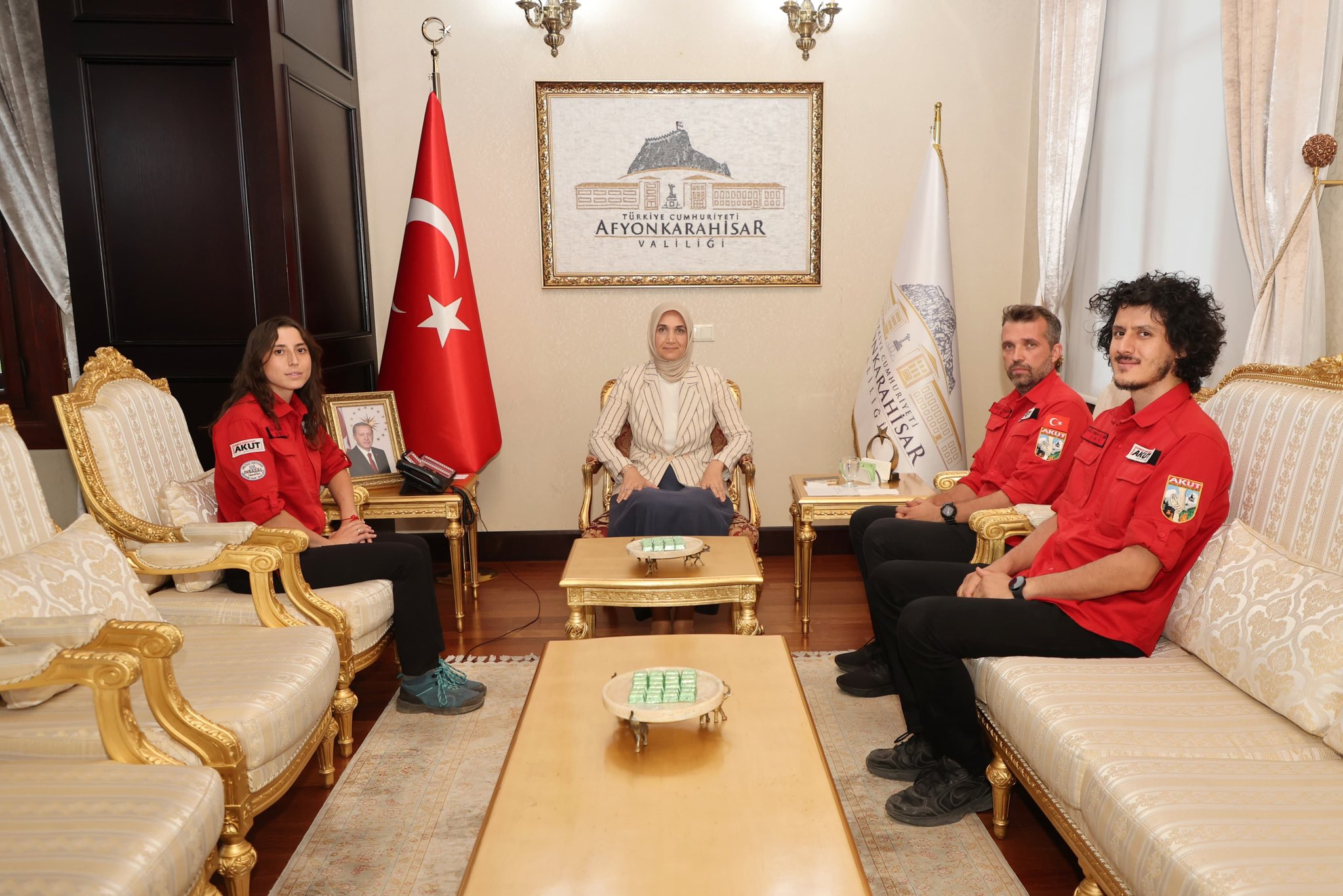 Vali̇ Yi̇ği̇tbaşi, Akut Afyon Eki̇bi̇ni̇ Kabul Etti̇
