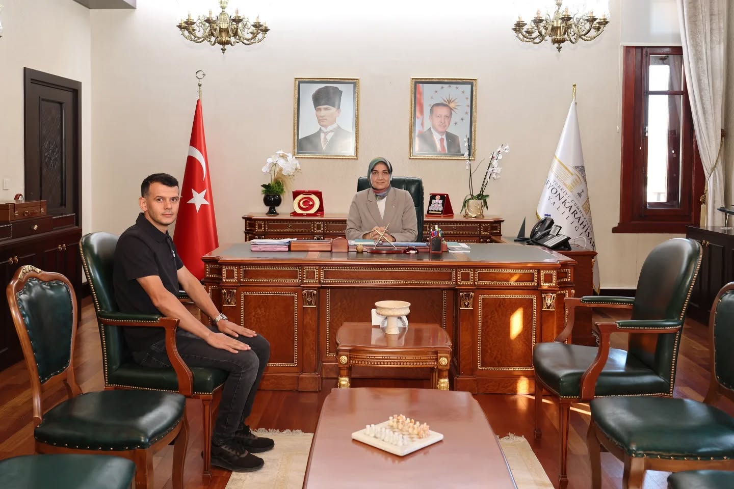 Vali̇ Yi̇ği̇tbaşi’dan Jandarma Uzman Çavuş’a Başari Di̇leği̇ (2)