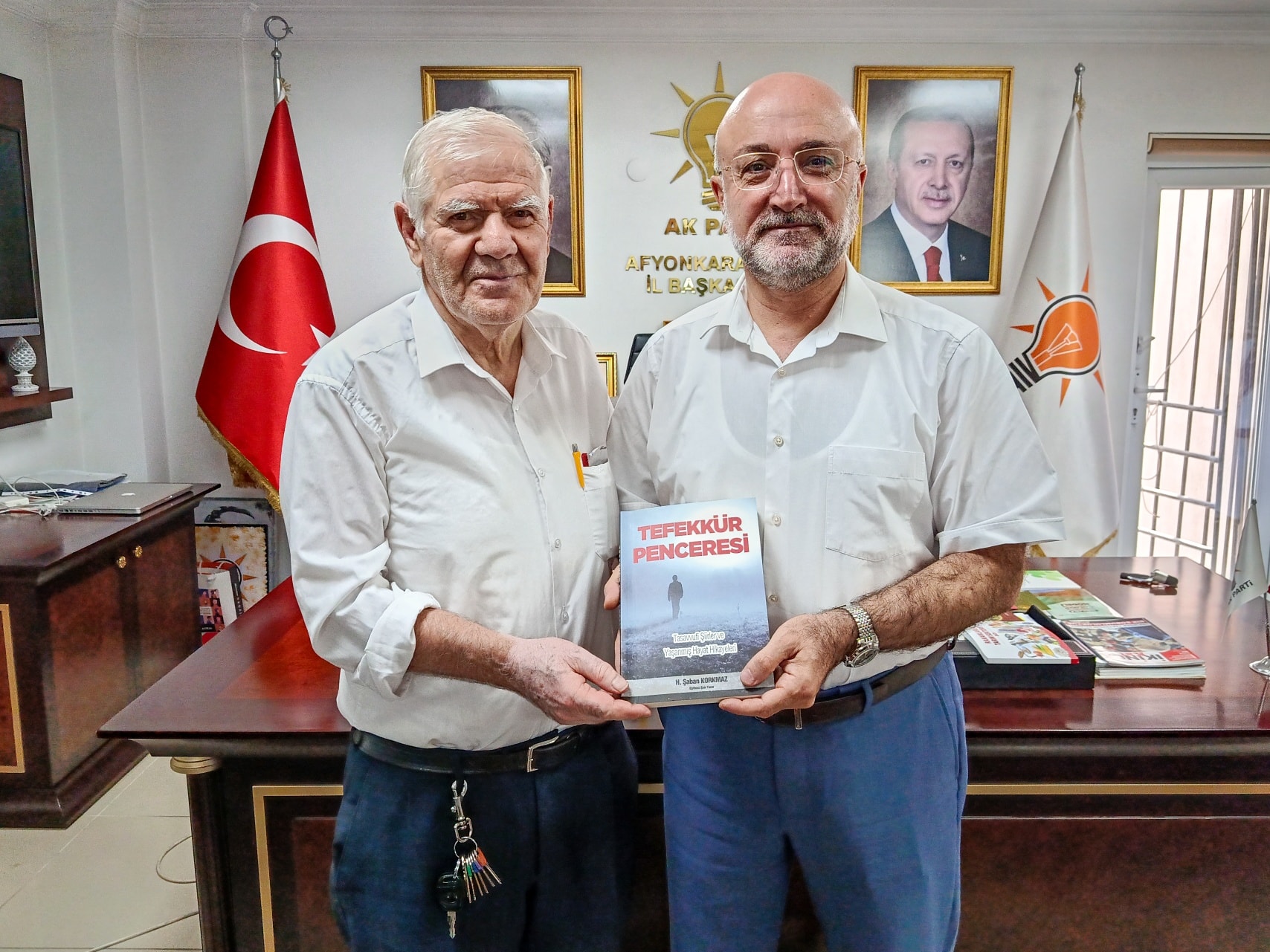 Yazarlar Derneği̇, İl Başkani Şahi̇n’e Hangi̇ Ki̇tabi Hedi̇ye Etti̇ 2