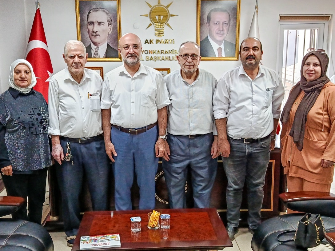 Yazarlar Derneği̇, İl Başkani Şahi̇n’e Hangi̇ Ki̇tabi Hedi̇ye Etti̇ 3