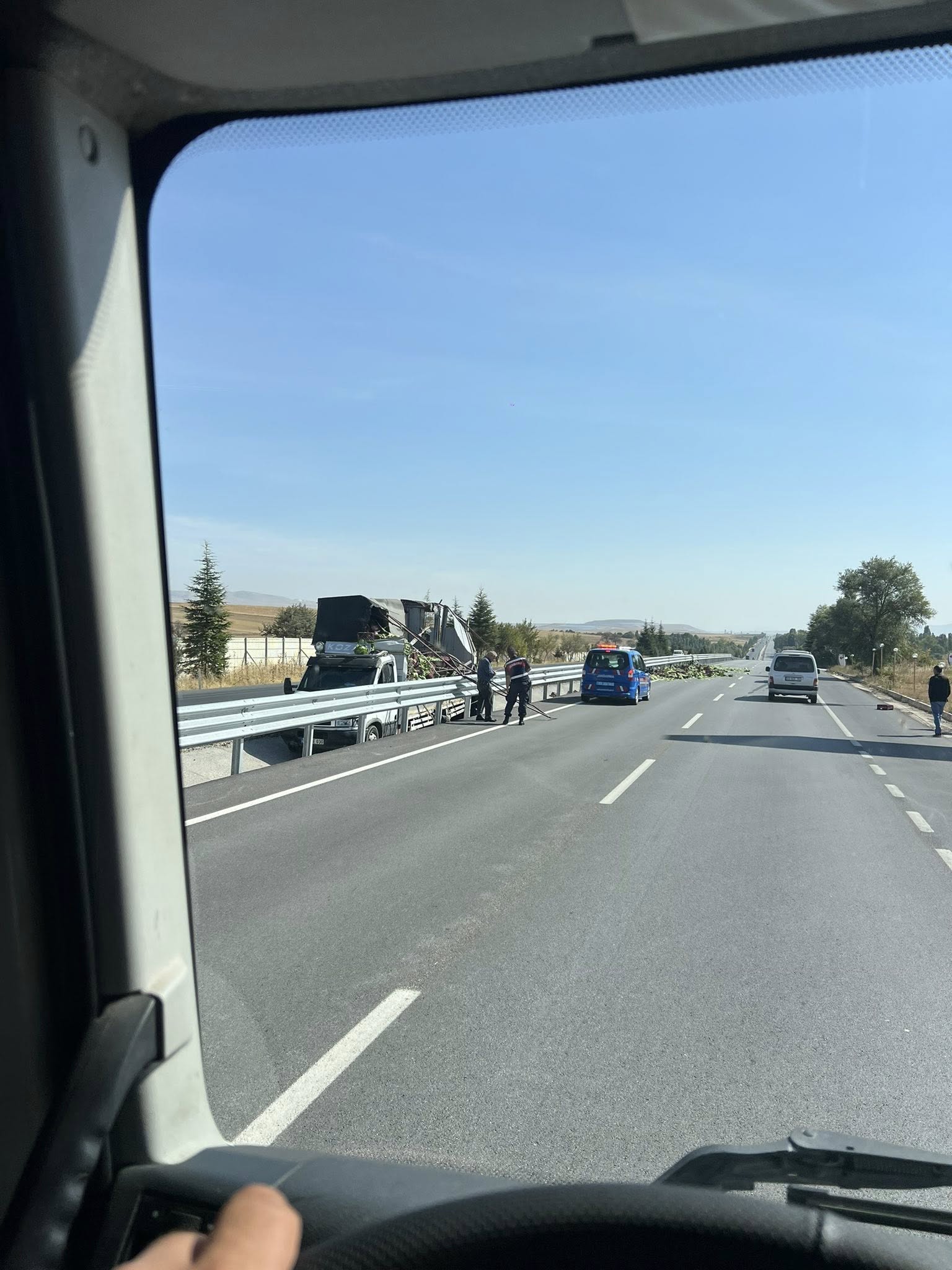 Afyon İzmi̇r Karayolu’nda Trafi̇k Kazasi Kamyonet Orta Refüje Gi̇rdi̇ 2