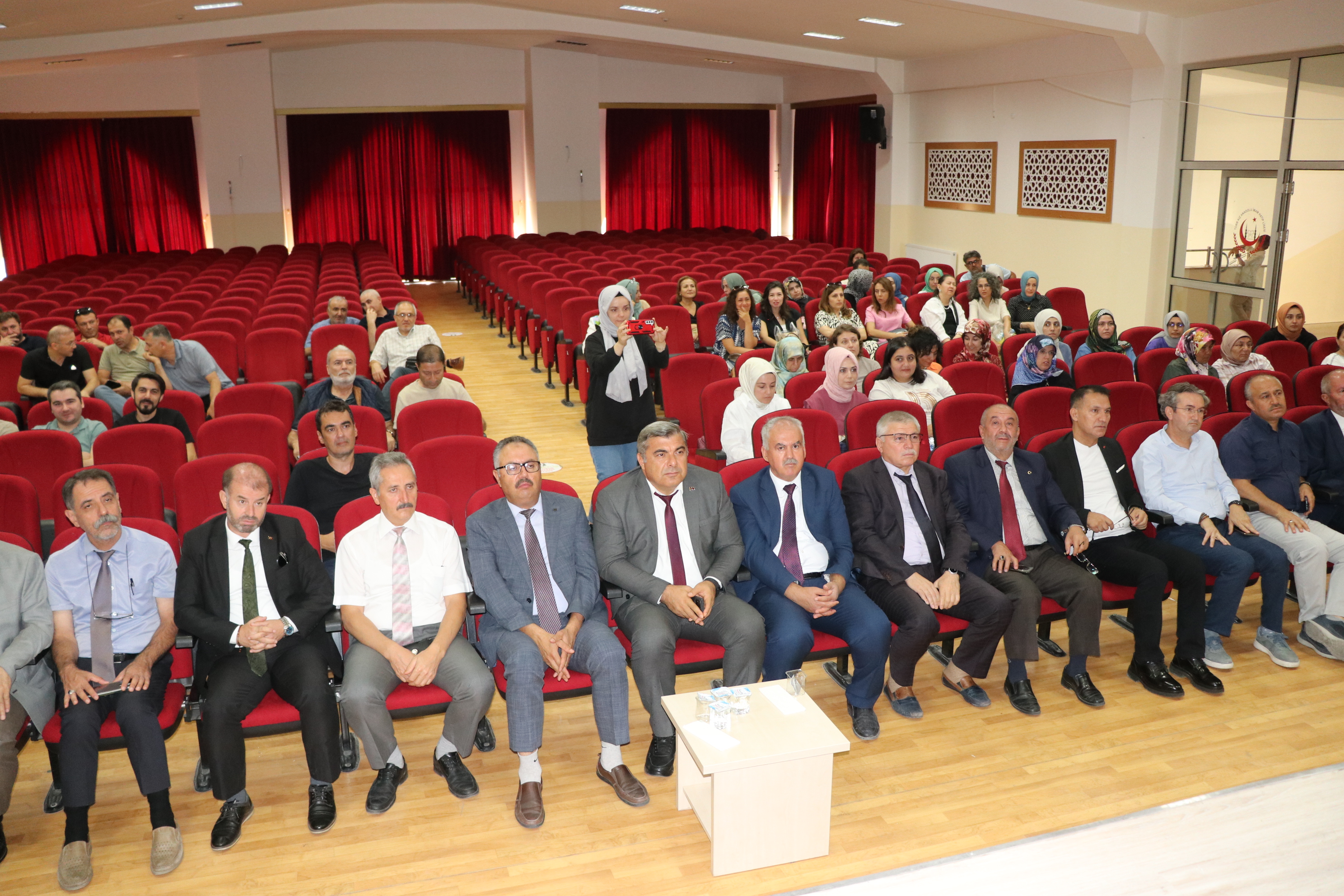 Afyon’da Öğretmenler, Bakan Teki̇n’i̇n Konuşmasini Taki̇p Etti̇ (2)