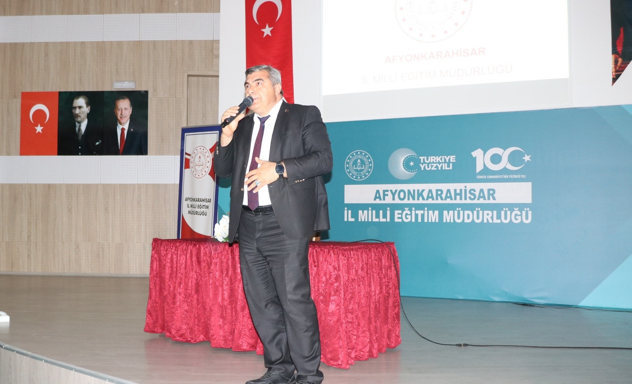 Afyon’da Okul Müdürleri̇yle Eği̇ti̇m Değerlendi̇rme Toplantisi Yapildi (2)