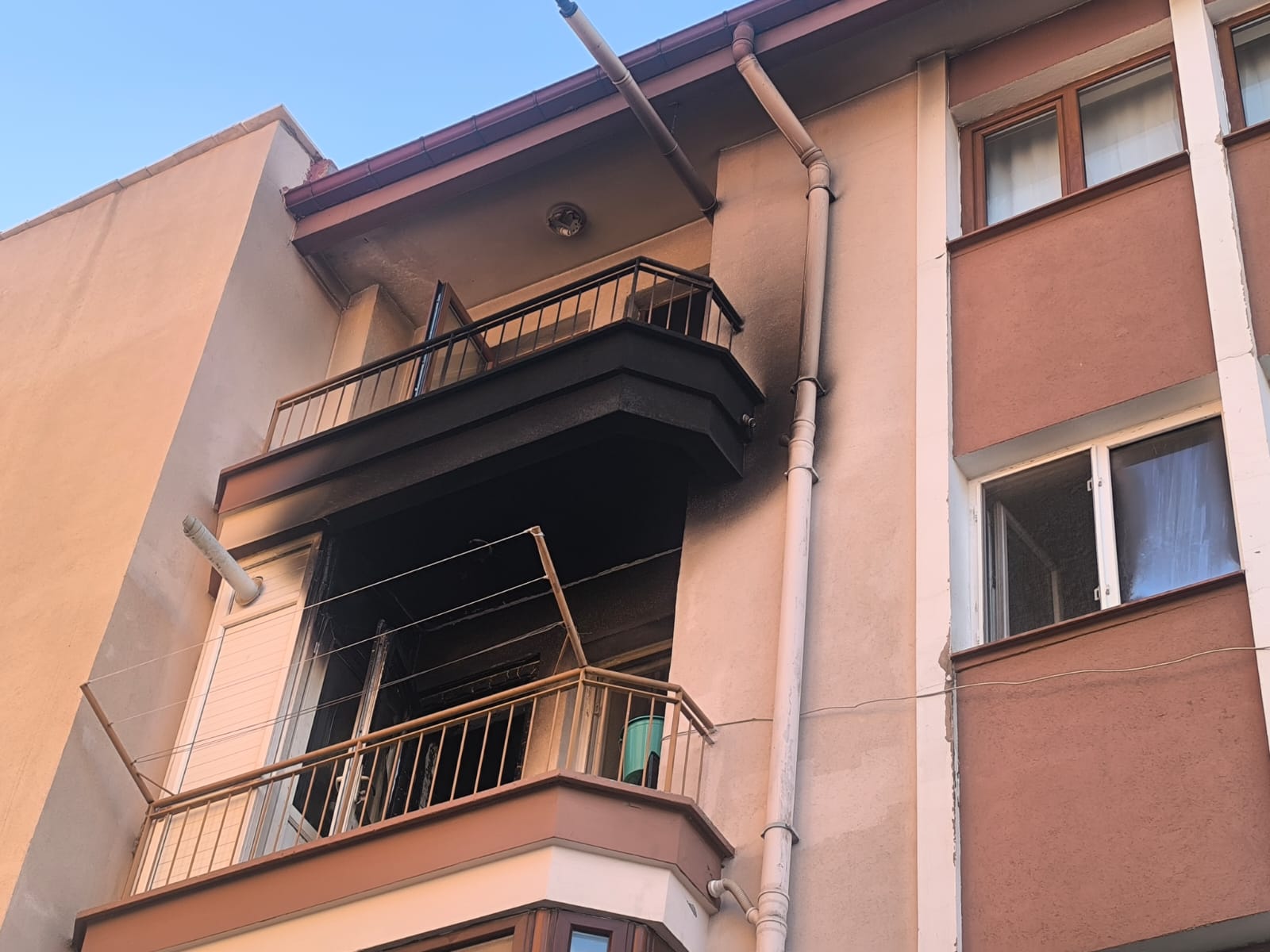 Afyon’da Yangin 3 Ki̇şi̇ Yaralandi (5)