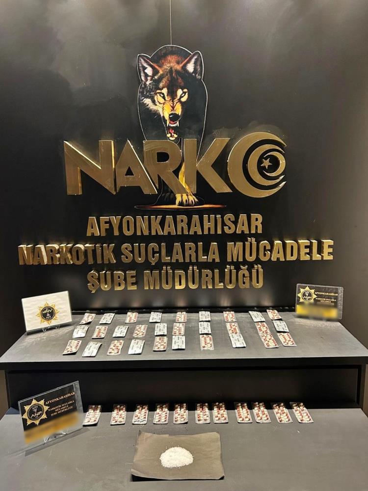 Afyon’da Zehi̇r Taci̇ri̇ne Operasyon Yüzlerce Hapla Yakalandi 1