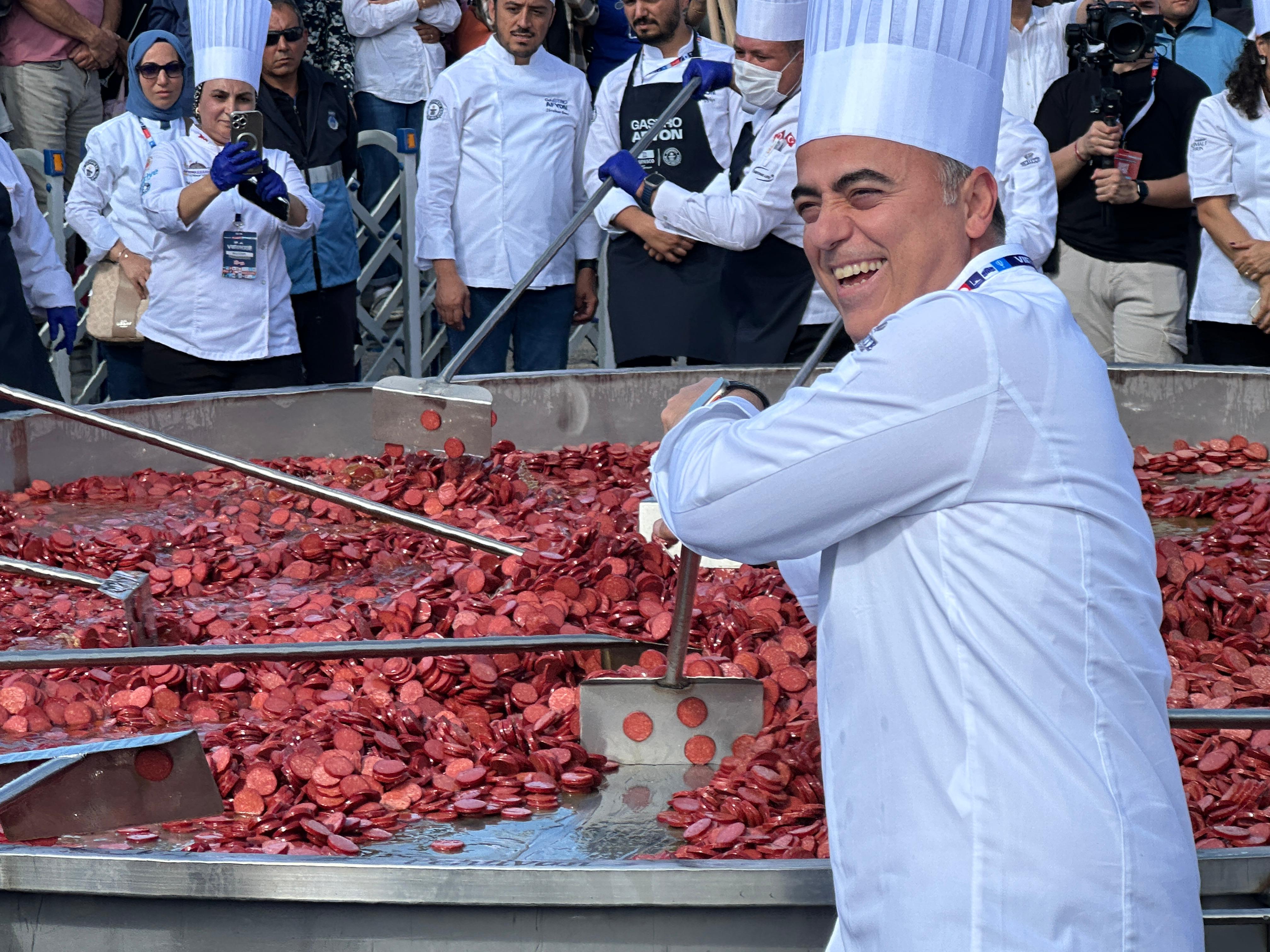 Afyonkarahisar’da Guinness Rekoru Dünyanın En Büyük Sucuklu Yumurtası Pişirildi 1