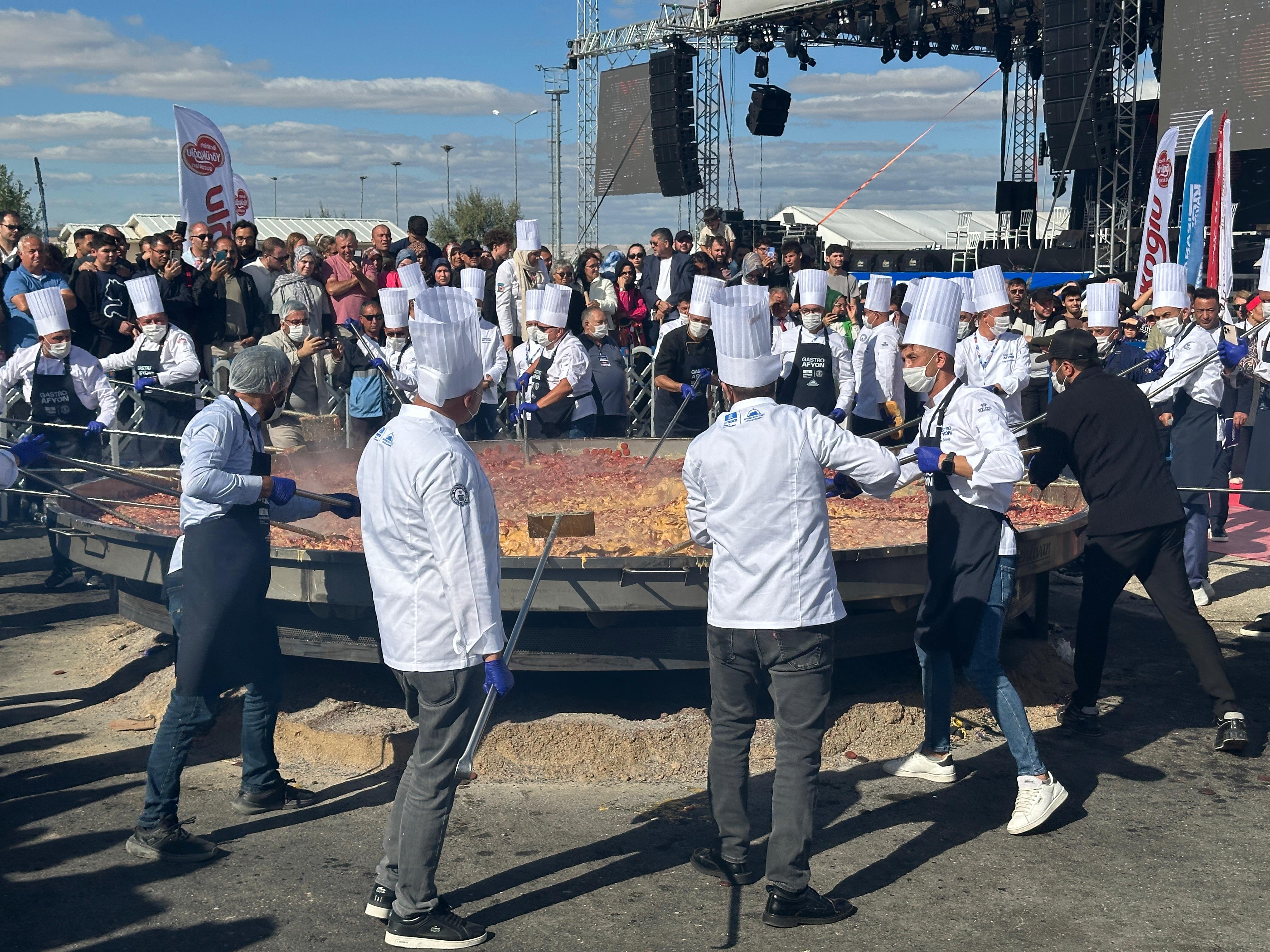 Afyonkarahisar’da Guinness Rekoru Dünyanın En Büyük Sucuklu Yumurtası Pişirildi 2
