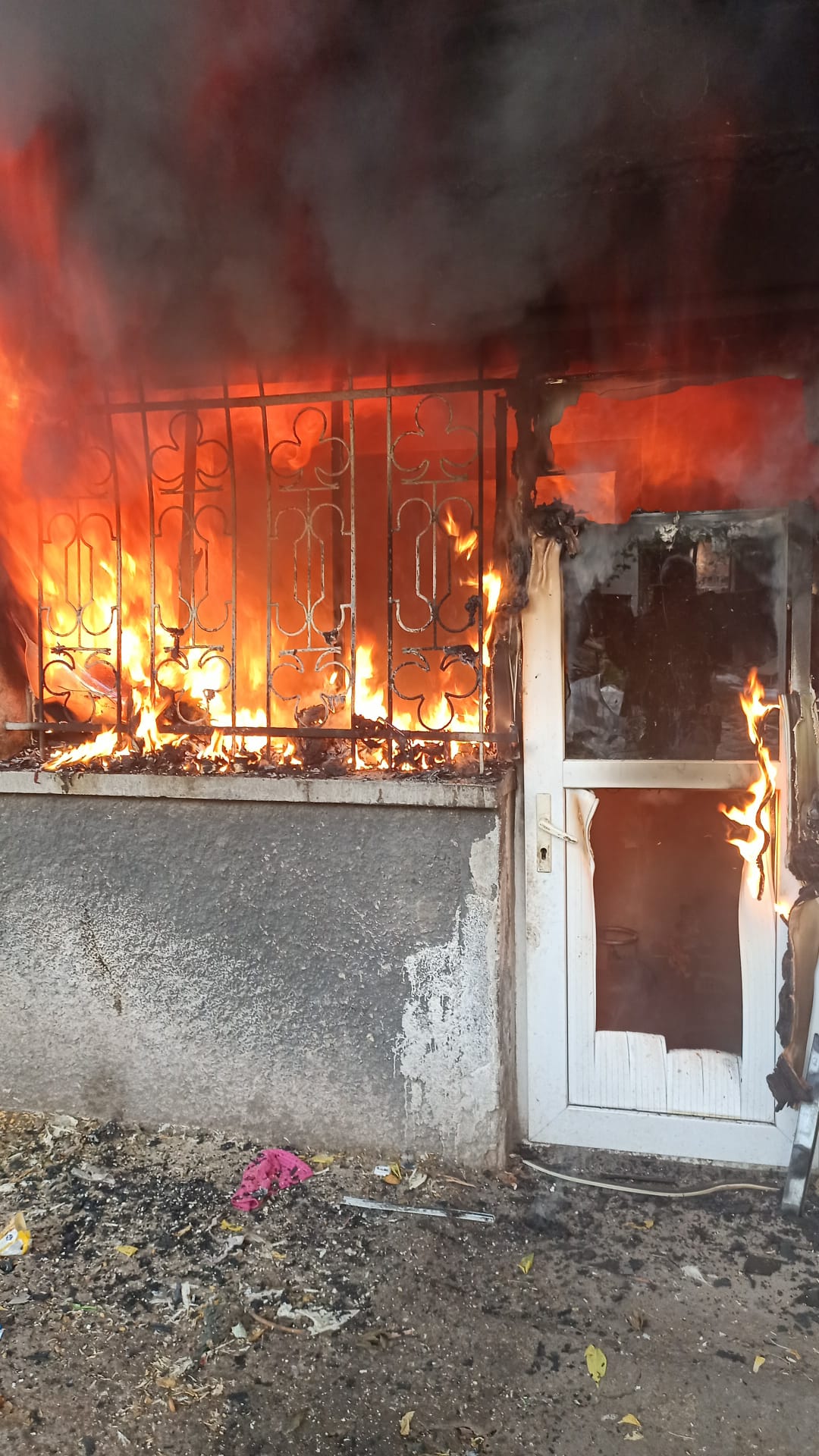 Afyonkarahi̇sar’da Yangin Çikti Eki̇pler Müdahale Etti̇ 1