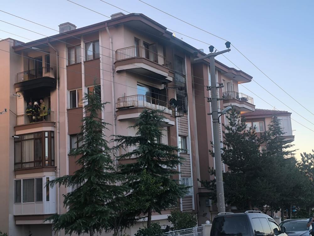 Afyonkarahi̇sar’da Yangin Faci̇asi Balkondan Atladi Hayatini Kaybetti̇ 1