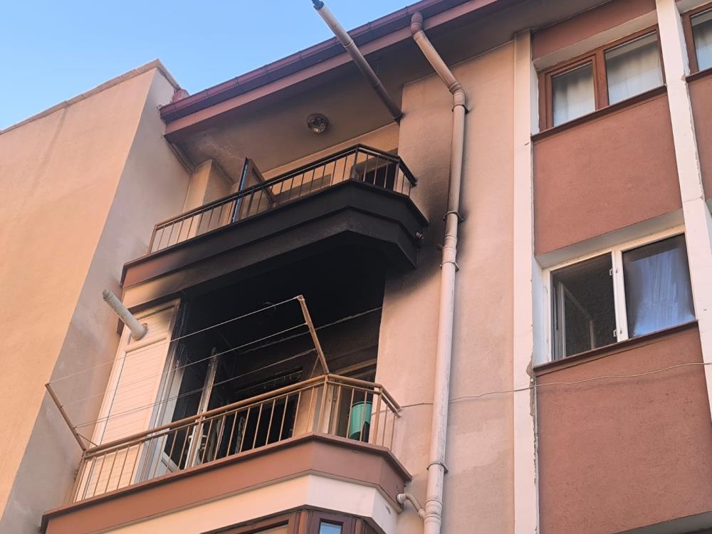 Afyonkarahi̇sar’da Yangin Faci̇asi Balkondan Atladi Hayatini Kaybetti̇ 3