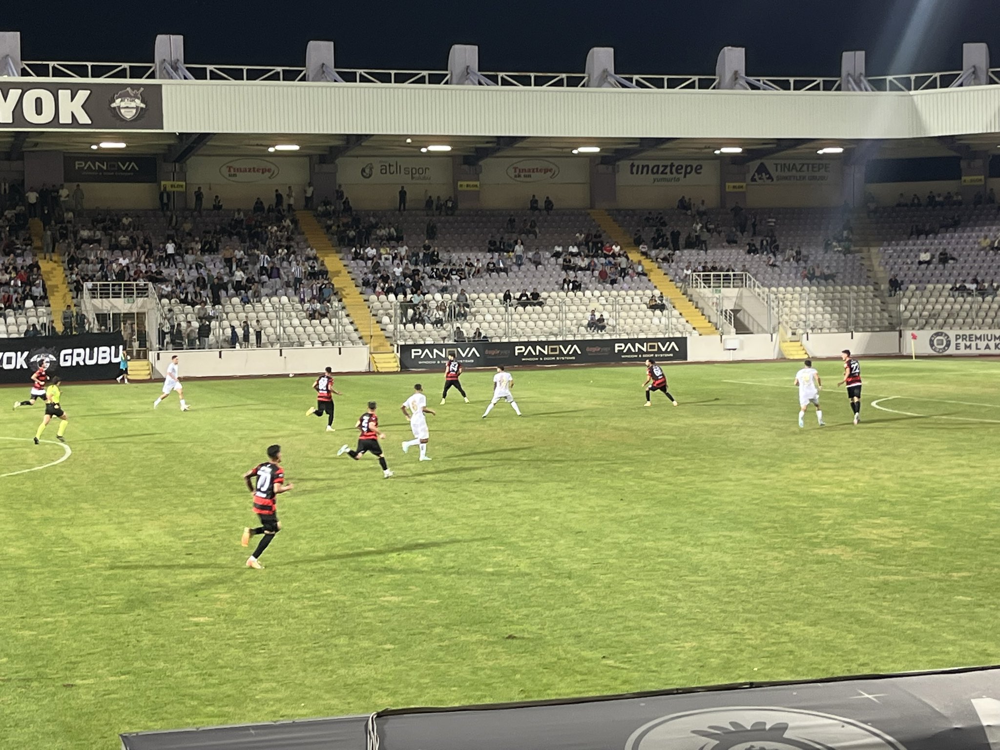 Ak Parti̇ Teşki̇latindan Afyonspor’a Tri̇bün Desteği̇ (2)