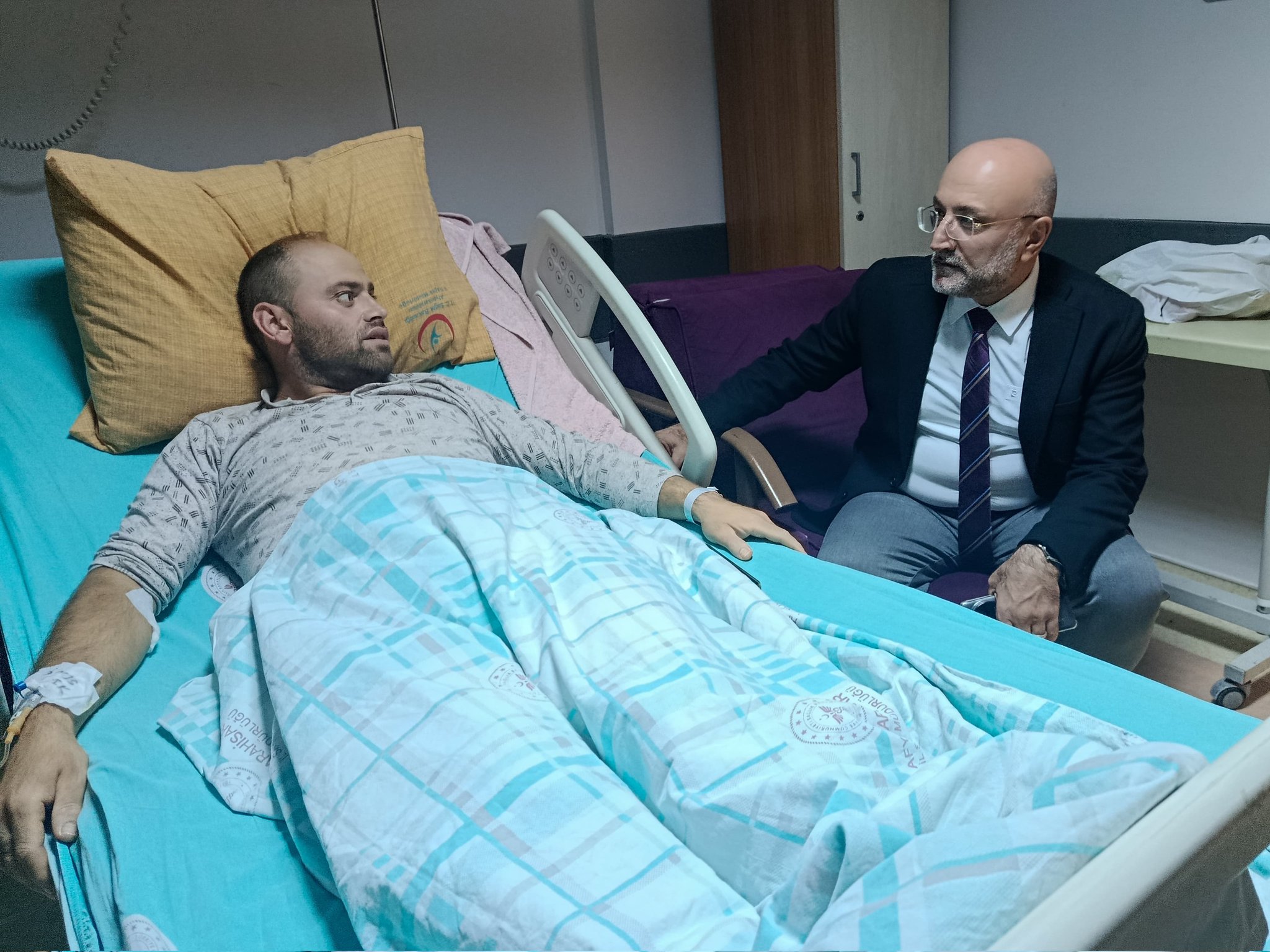 Ak Parti̇’de Vefa Başkan Şahi̇n’den Resul Akpinar’a Geçmi̇ş Olsun Zi̇yareti̇ (1)