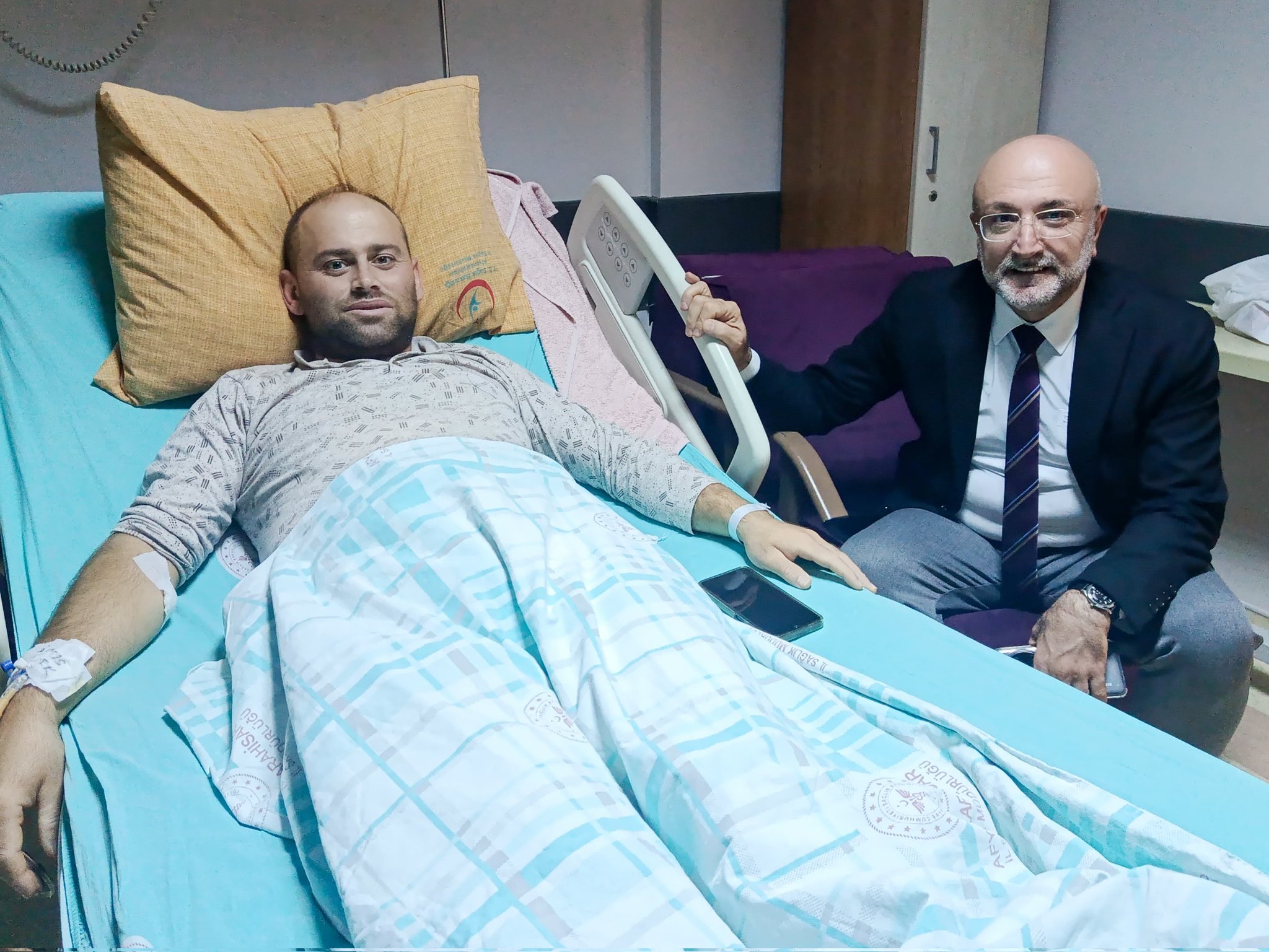 Ak Parti̇’de Vefa Başkan Şahi̇n’den Resul Akpinar’a Geçmi̇ş Olsun Zi̇yareti̇ (2)