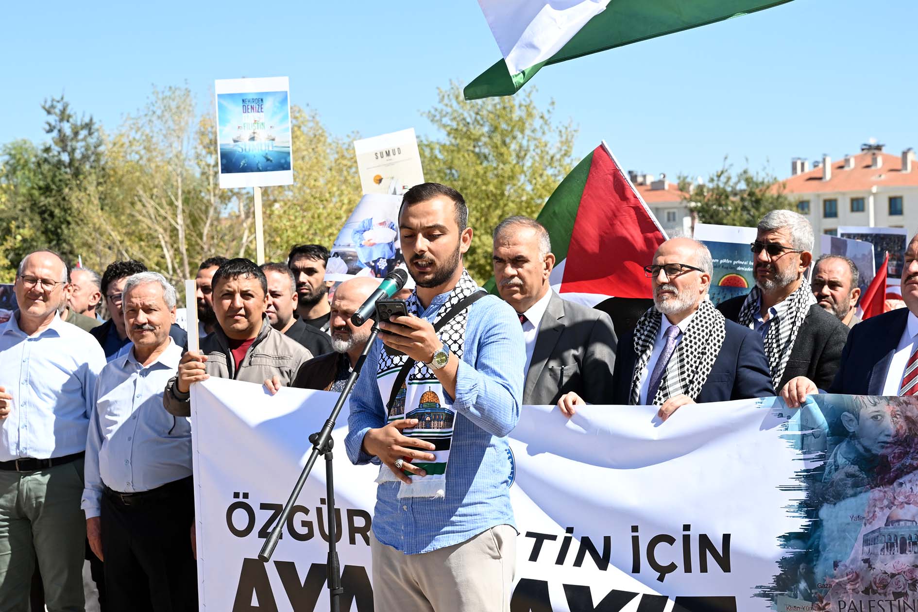 Akü’de Öğrenci̇ler Ve Akademi̇syenler Fi̇li̇sti̇n İçi̇n Yürüdü (1)