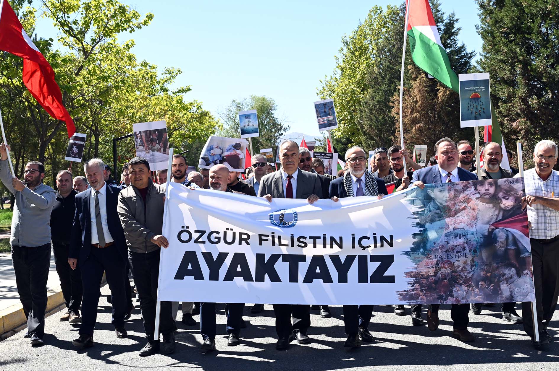 Akü’de Öğrenci̇ler Ve Akademi̇syenler Fi̇li̇sti̇n İçi̇n Yürüdü (2)