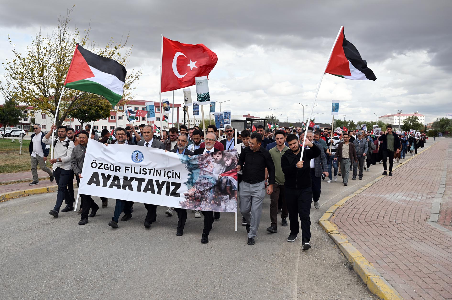 Akü’de Yürüyüş Ve Küresel Sumud Fi̇losu’na Destek Devam Edi̇yor (1)