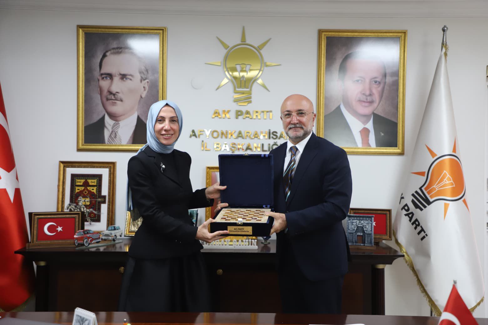 Bakan Yardimcisi Koçoğlu, Ak Parti̇ Afyon Teşki̇latini Zi̇yaret Etti̇ (4)