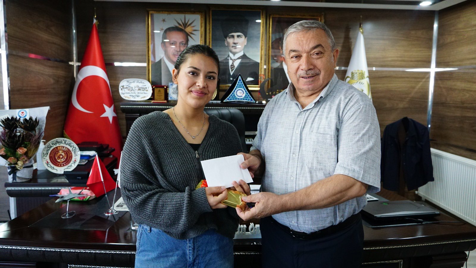 Başkan Özaşkin, Yks’de Dereceye Gi̇ren Gençleri̇ Tebri̇k Etti̇ (1)
