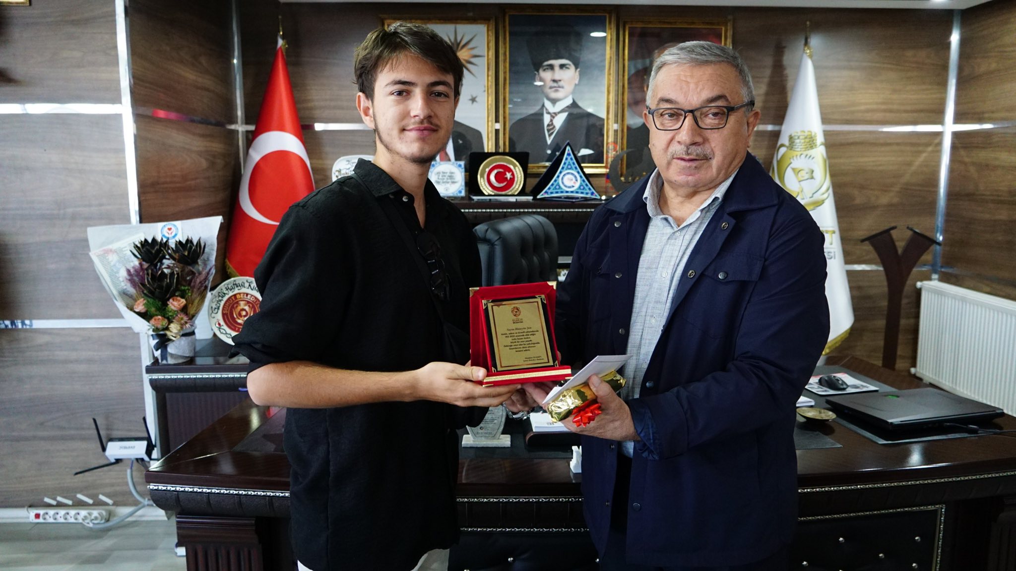 Başkan Özaşkin, Yks’de Dereceye Gi̇ren Gençleri̇ Tebri̇k Etti̇ (2)