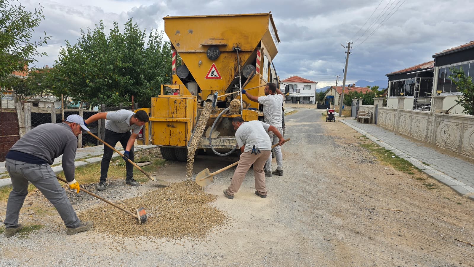 Bolvadi̇n’de Yol Yapim Çalişmalari Ne Durumda 2