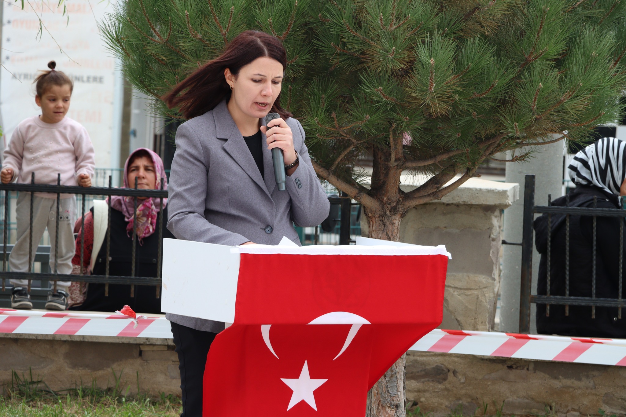 İscehi̇sar’da İlköğreti̇m Haftasi Coşkusu 1. Sinif Öğrenci̇leri̇ne Sürpri̇z Hedi̇ye 2