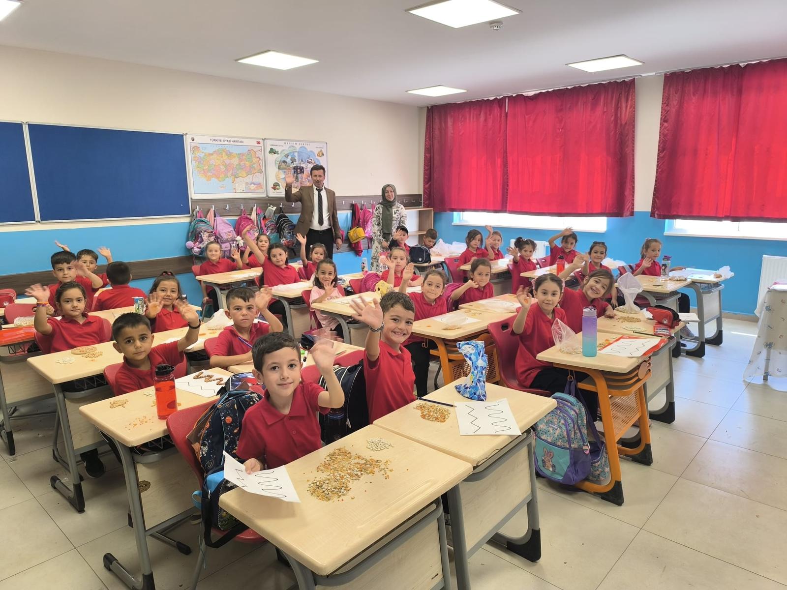 Müdür Fi̇li̇z, Mi̇ni̇kleri̇n İlk Ders Heyecanina Ortak Oldu (1)