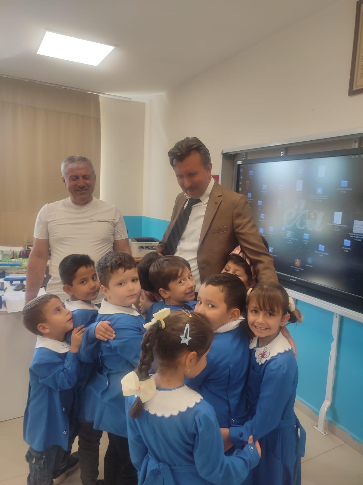 Müdür Fi̇li̇z, Mi̇ni̇kleri̇n İlk Ders Heyecanina Ortak Oldu (2)