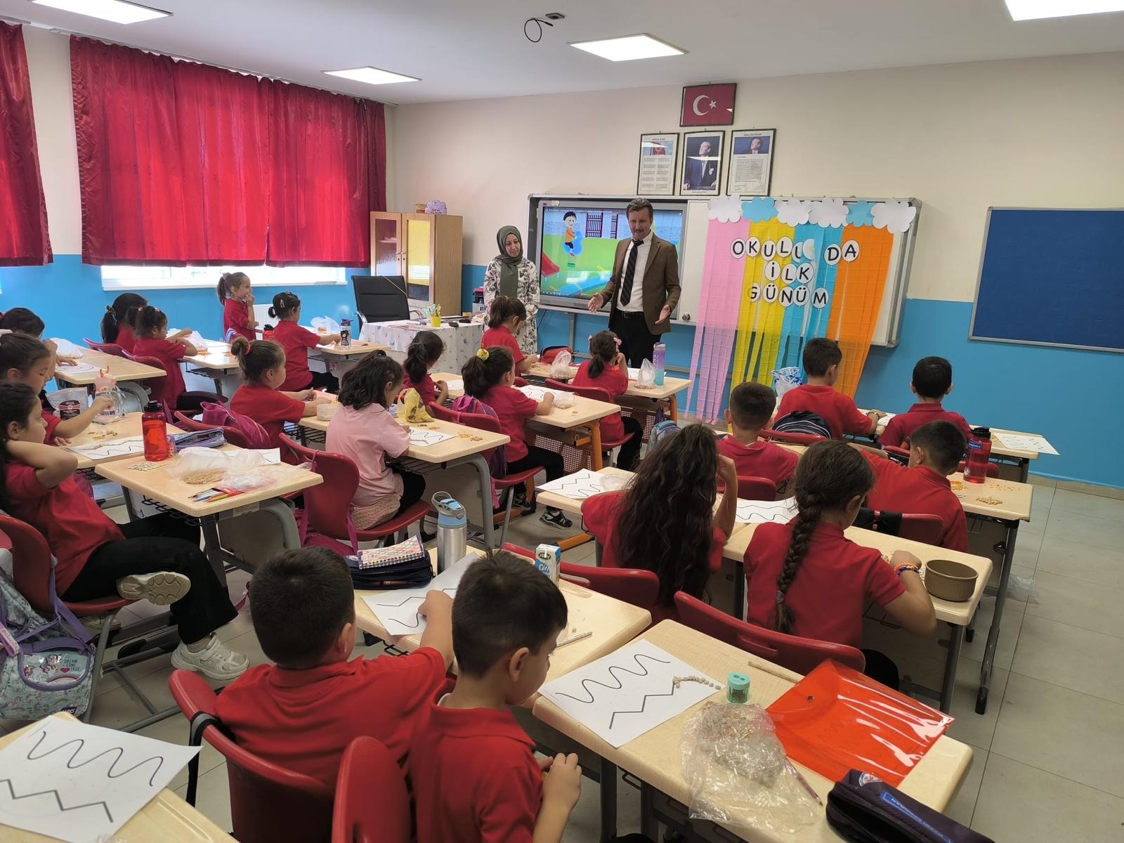 Müdür Fi̇li̇z, Mi̇ni̇kleri̇n İlk Ders Heyecanina Ortak Oldu (3)