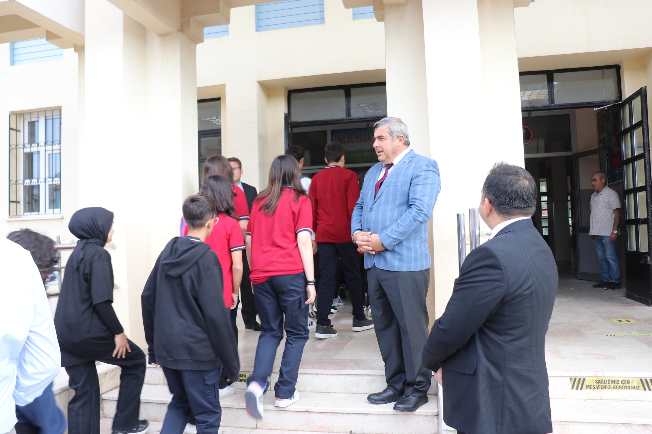 Müdür Sünnetci̇ Öğrenci̇lerle İlk Gün Heyecanini Paylaşti (1)